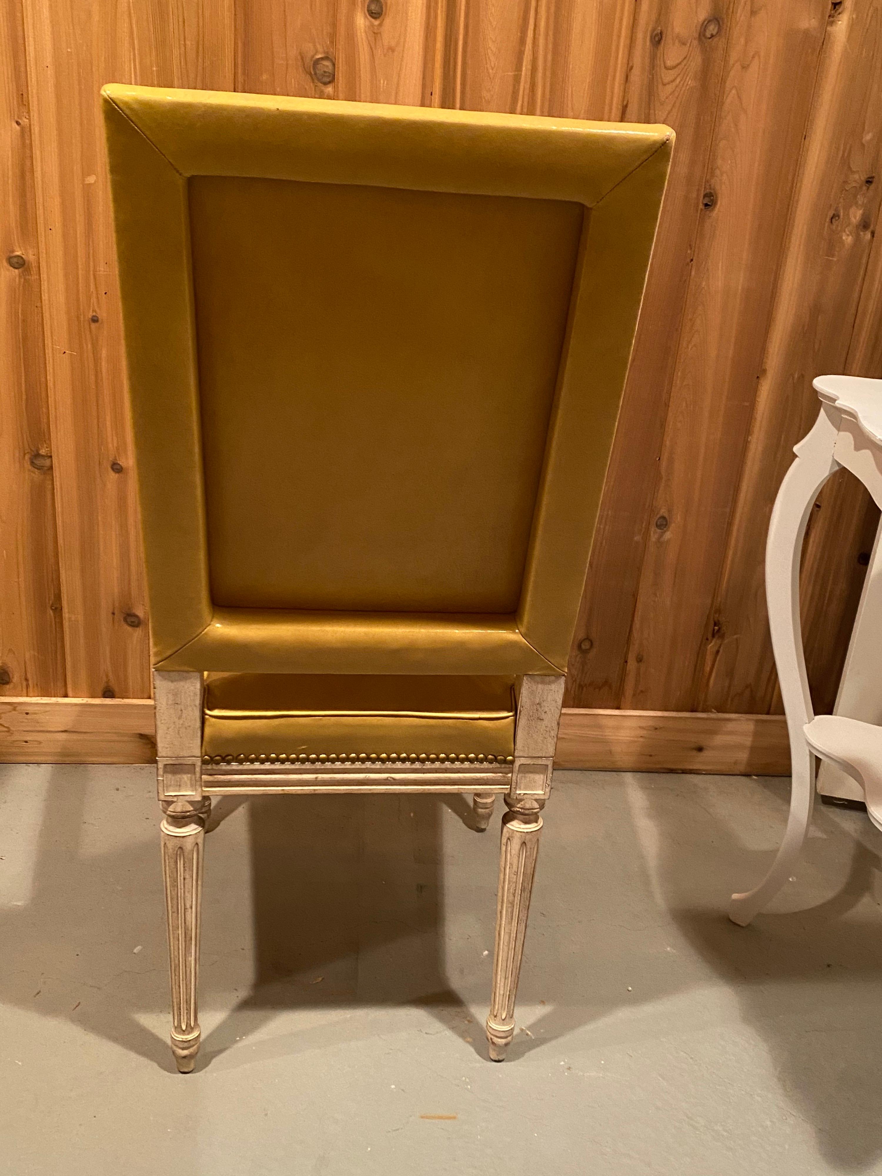 Set von sechs gepolsterten Esszimmerstühlen aus gelbem Leder im Louis-XVI-Stil, 1920er Jahre im Zustand „Gut“ im Angebot in Southampton, NY
