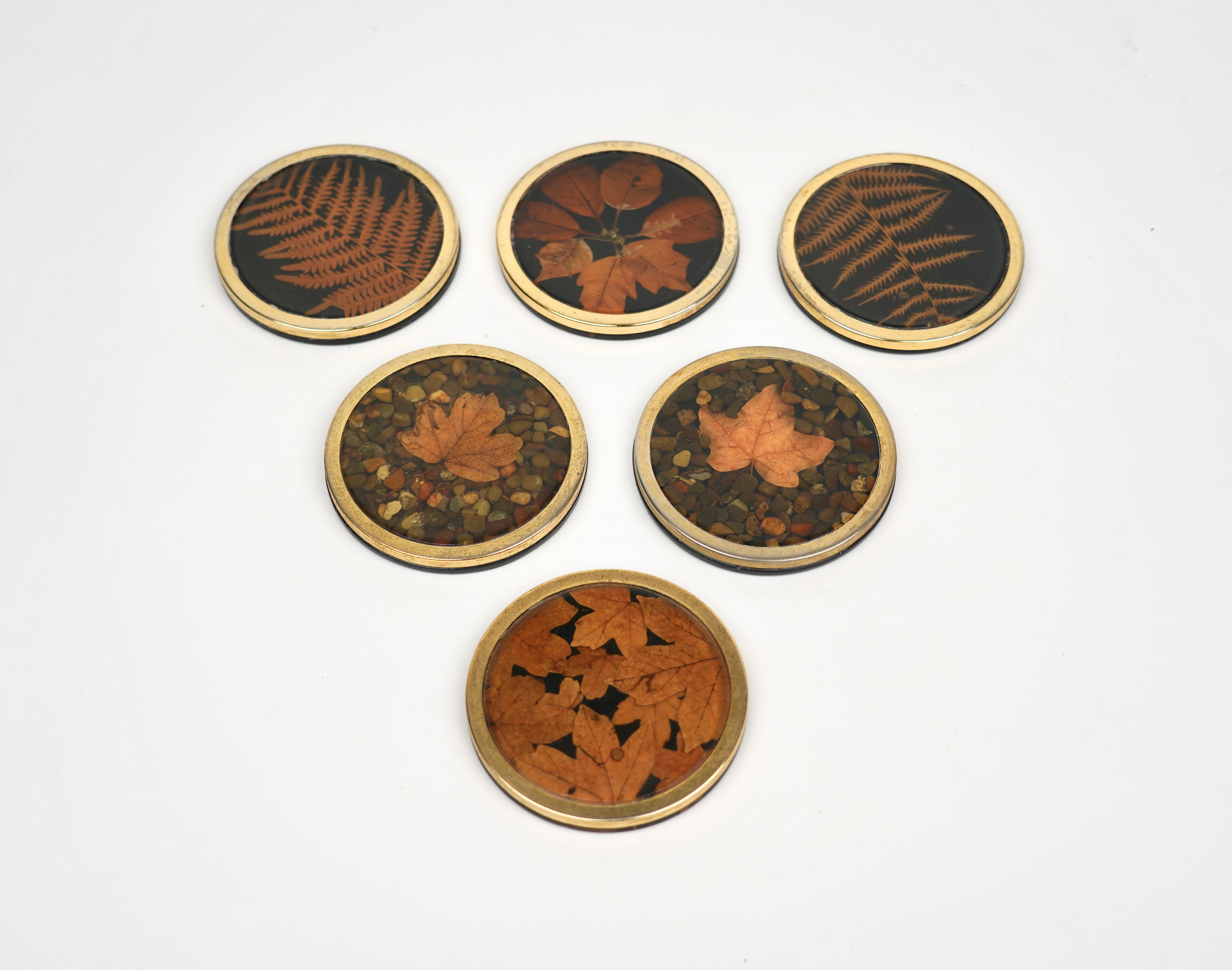 Mid-Century Modern Set of Six Lucite and Brass Barware Coaster with Leaves Inclusions, Italy, 1960s For Sale