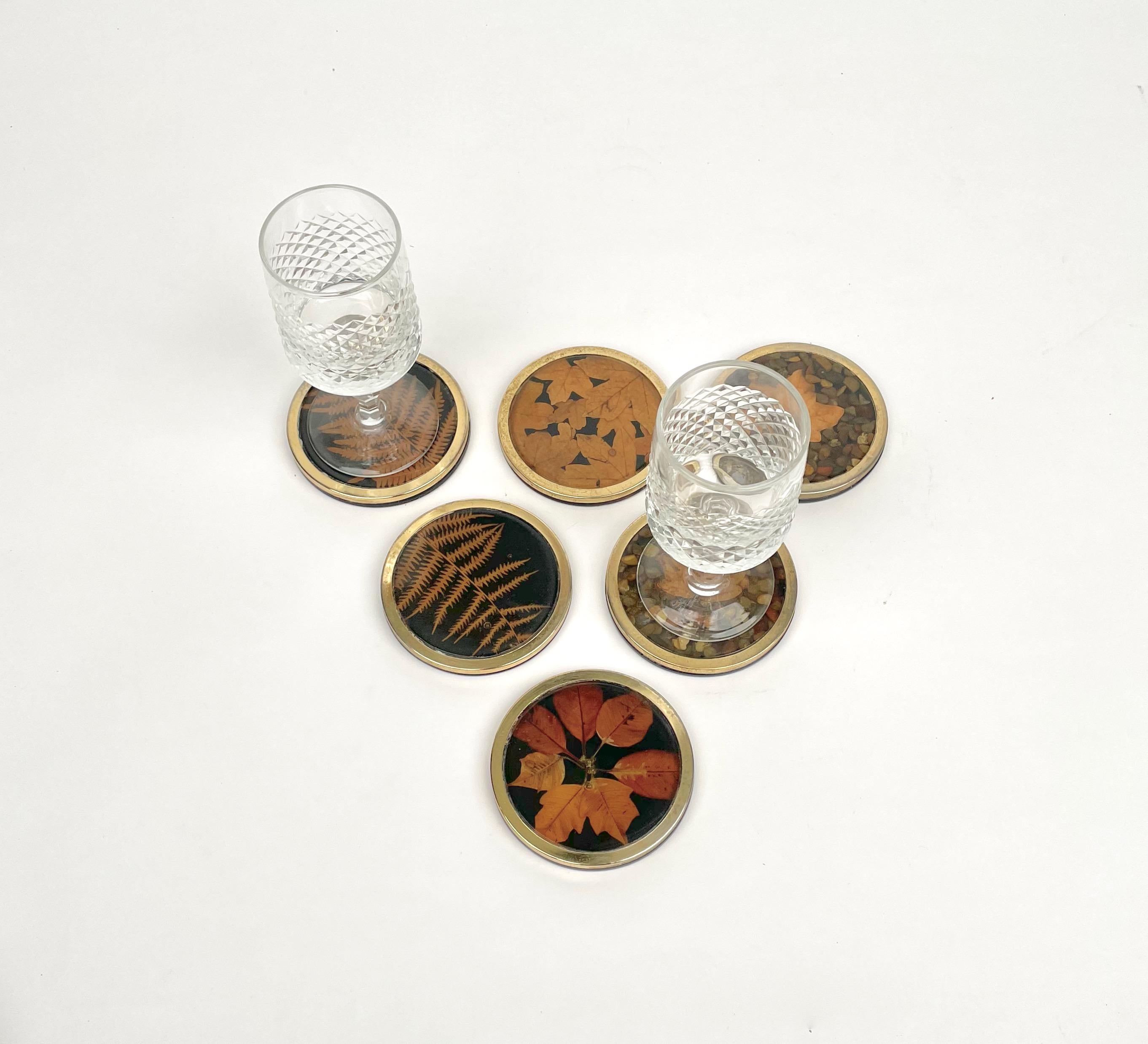 Set of Six Lucite and Brass Barware Coaster with Leaves Inclusions, Italy, 1960s In Good Condition For Sale In Rome, IT