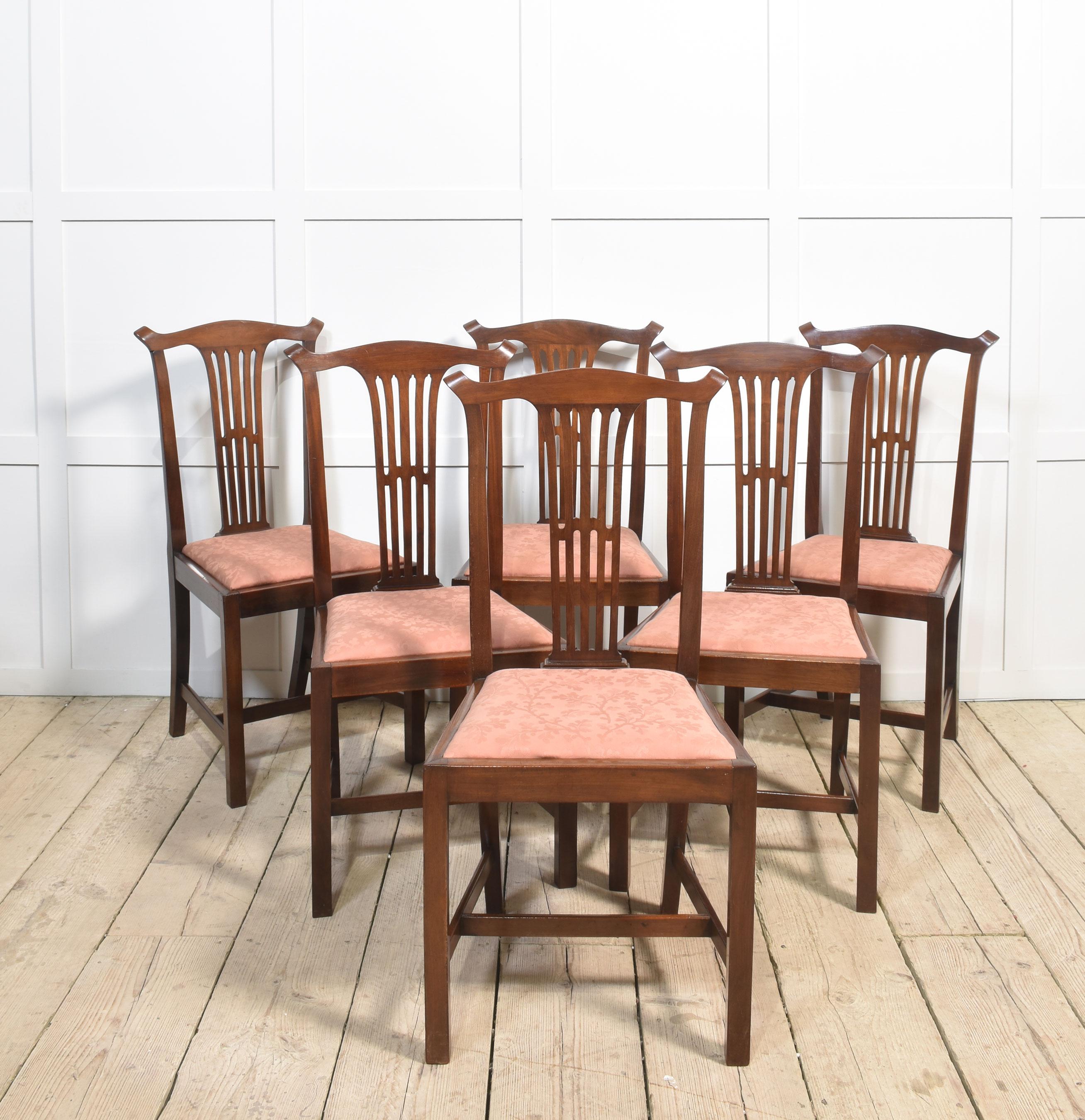 Set di sei sedie da pranzo con piano d'appoggio sagomato su un'alzatina a vaso traforato, sedute a ribalta, sostenute da gambe quadrate con braccioli a croce.
Dimensioni
Altezza 38,5 pollici altezza della seduta 19 pollici
Larghezza 19