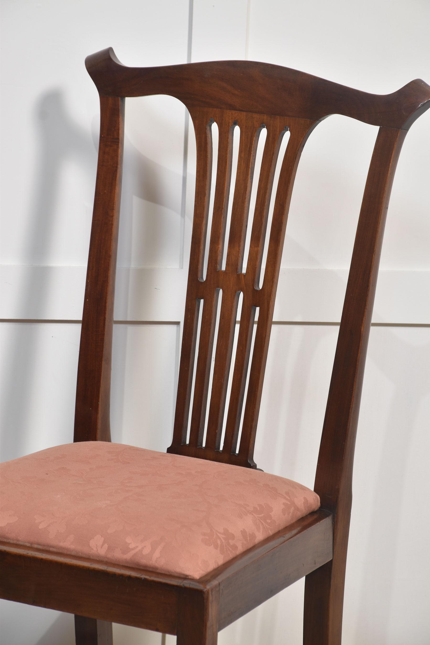 Legno Set di sei sedie da pranzo in mogano in vendita