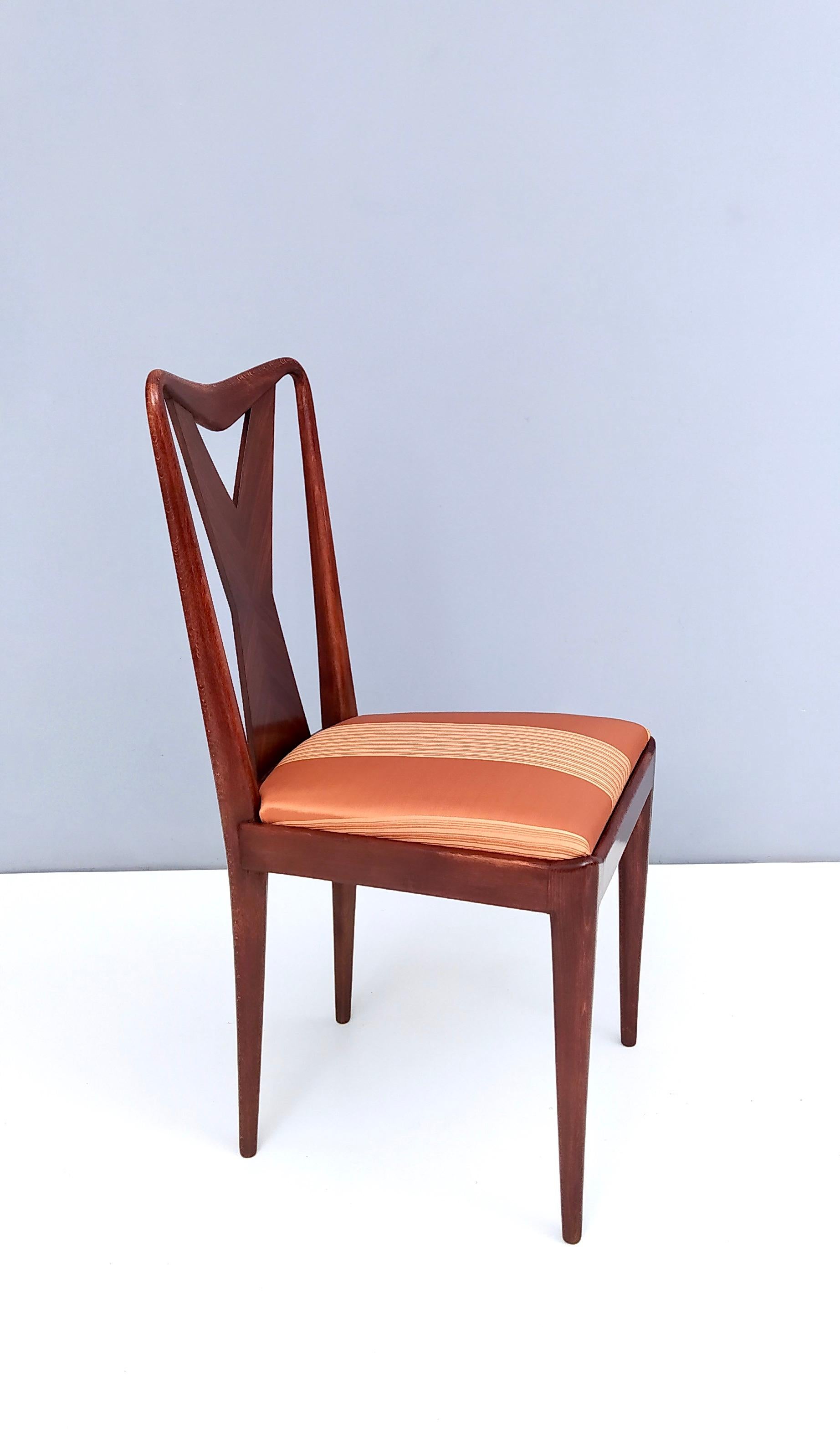 Satz von sechs Vintage-Esszimmerstühlen aus Nussbaumholz im Stil von Ico Parisi, Italien (Satin) im Angebot
