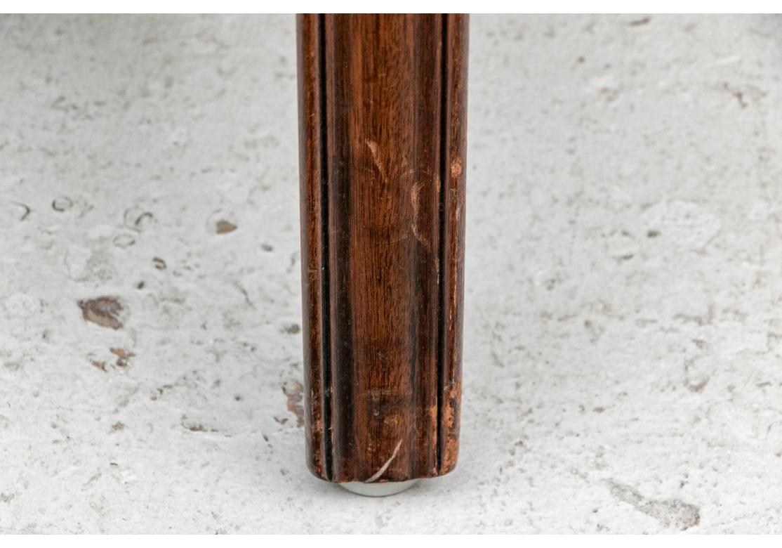 Ce bel ensemble de chaises de salle à manger en acajou comprend deux chaises à accoudoir et quatre chaises d'appoint. Les cannelures ajourées de style géorgien classique sont sculptées de rinceaux feuillus. Les fauteuils sont dotés d'accoudoirs à