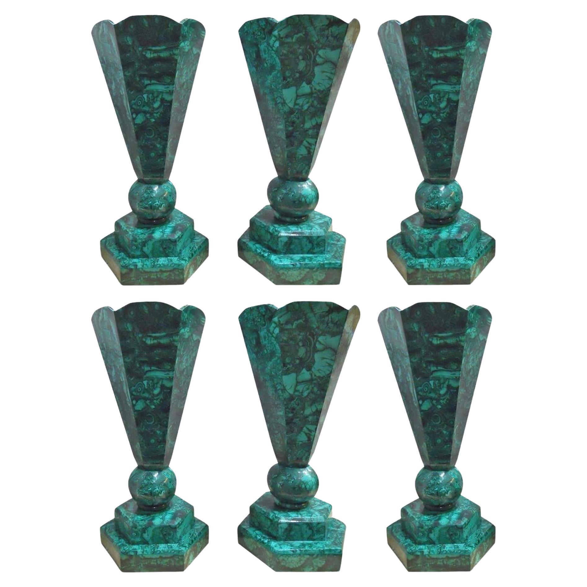 Ensemble de six vases en malachite en vente