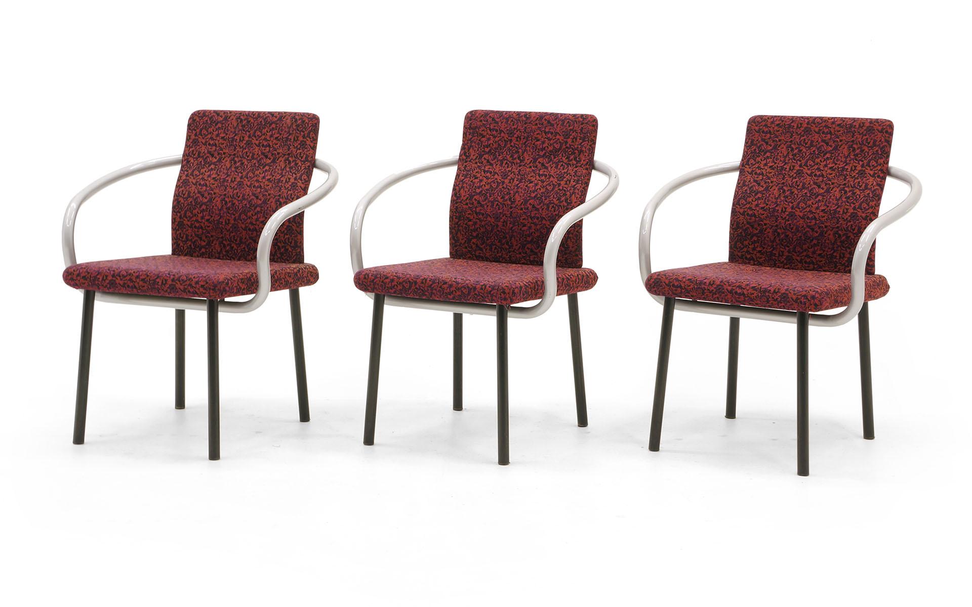 Ensemble de six chaises de salle à manger conçues par Ettore Sottsass, le fondateur du groupe Memphis, Milan, Italie. Ces chaises sont en très bon état, entièrement d'origine. Construction très robuste, avec des accoudoirs en bois courbé d'une seule