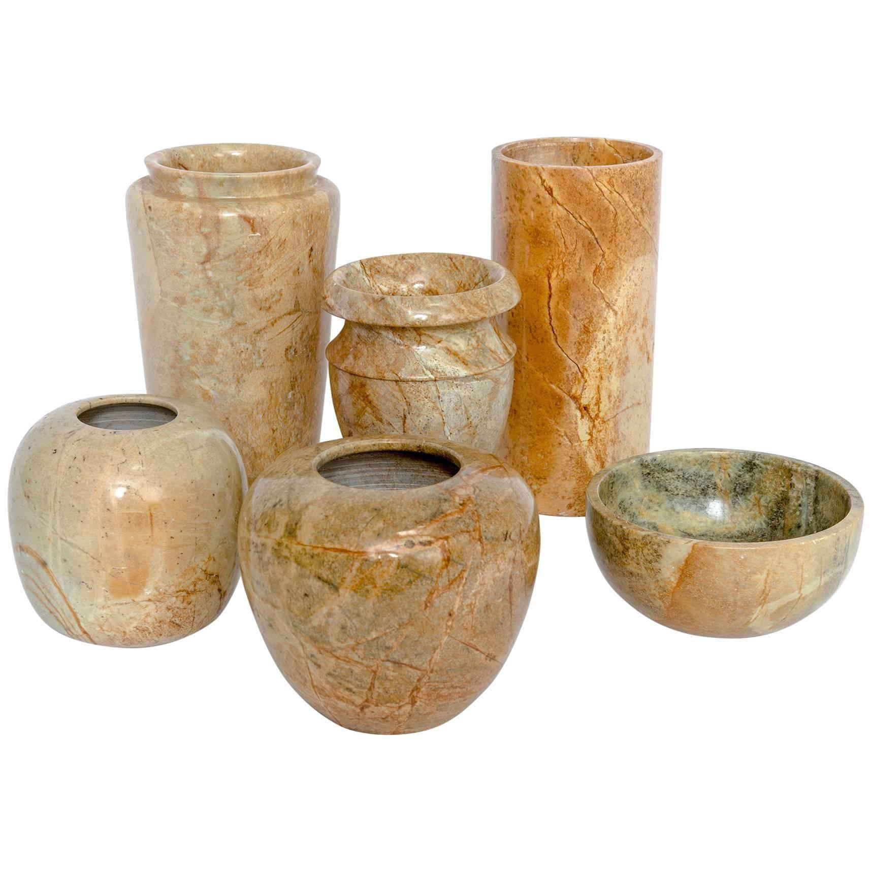 Ensemble de six vases en marbre de tailles et de formes variées, vendu comme un ensemble