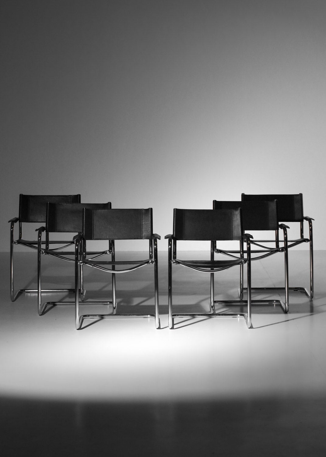 Set di sei sedie degli anni '80 nello stile delle opere di Marcel Breuer e del suo modello di sedia B34. Struttura delle sedie in acciaio tubolare cromato, sedute e schienali in pelle nera originale. Design sobrio ed elegante. Bellissime condizioni