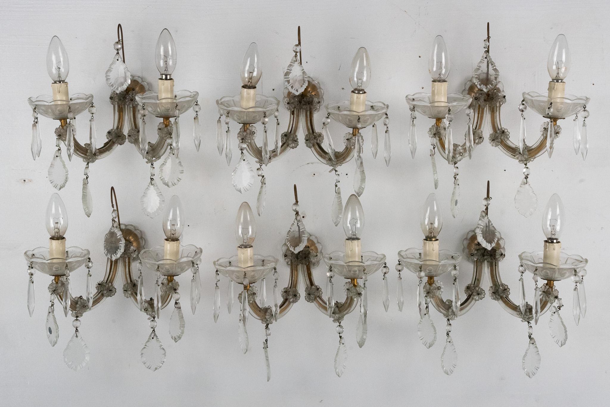 Conjunto de seis apliques María Teresa de cristal y latón, fabricados en Italia en la década de 1940. Buen estado vintage con huellas normales de la edad y el uso. Funcionamiento completo con la norma de la UE, adaptable bajo demanda a la norma de