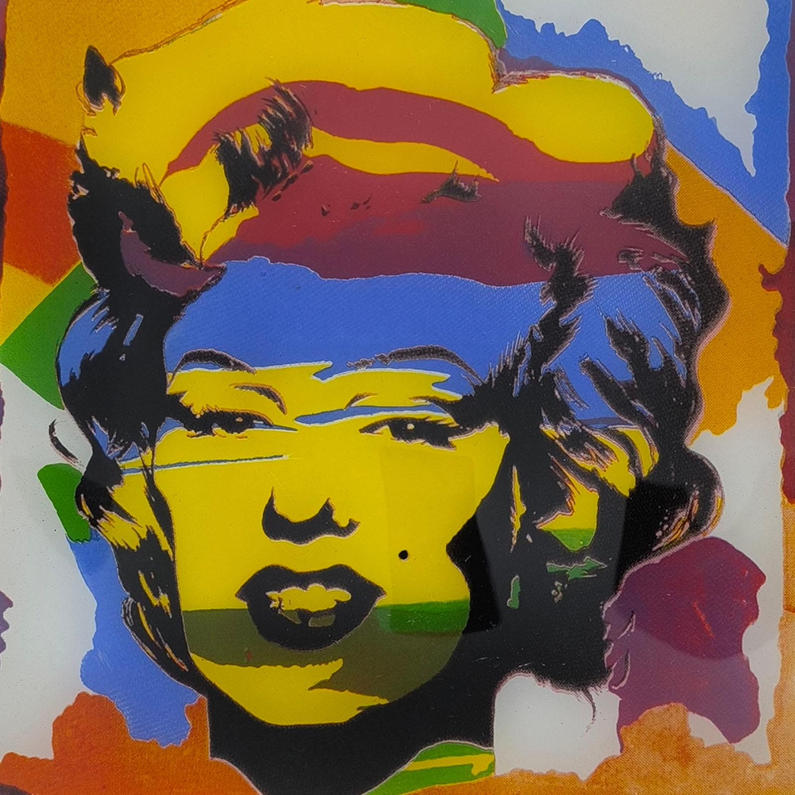 Un set di sei piatti in vetro decorati con il ritratto di Marilyn Monroe, realizzato nel noto modo di Andy Warhol. 
Piatto quadrato in vetro curvo, serigrafato.
Dimensioni: 29,5x29,5 cm
