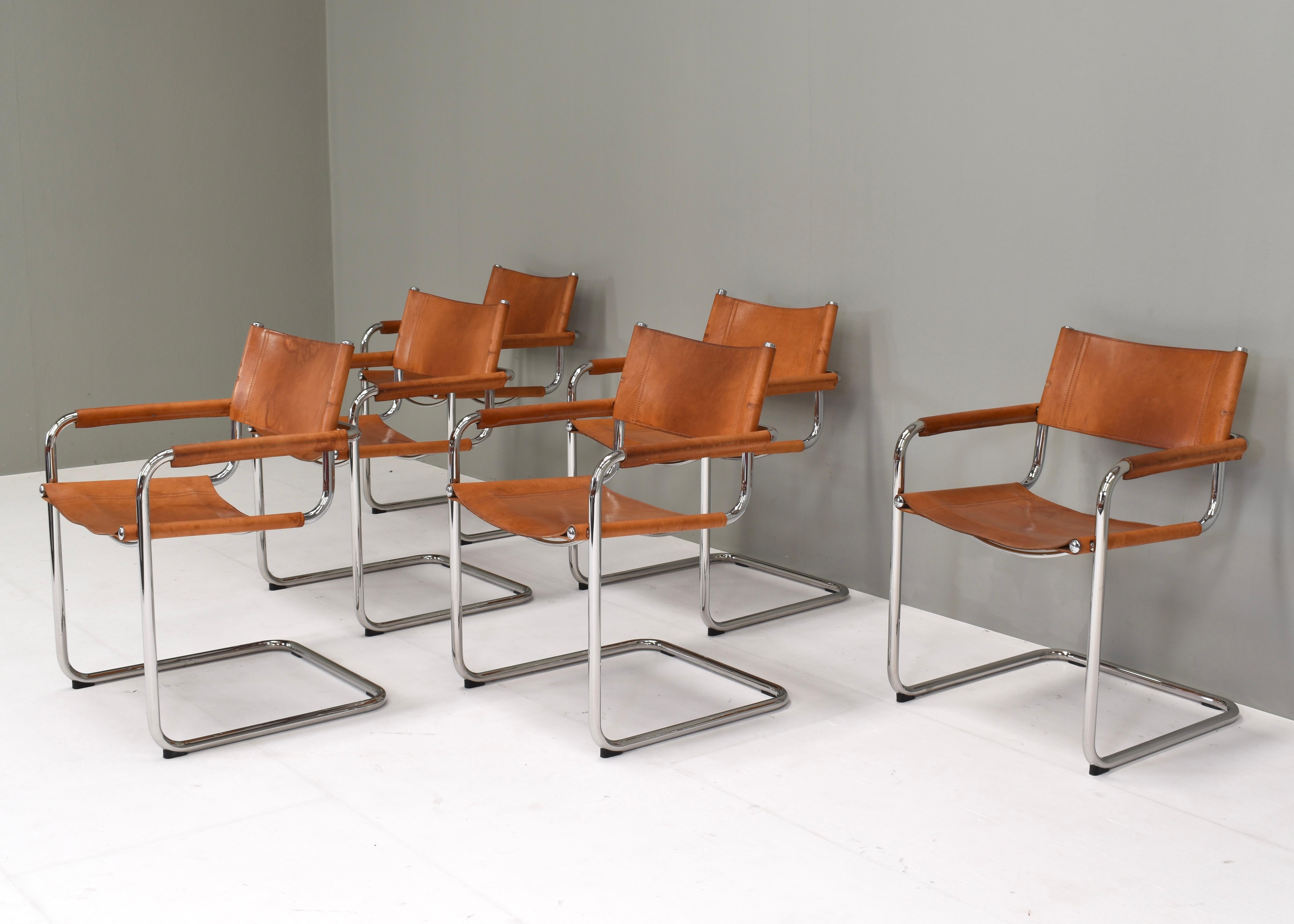 Ensemble de six fauteuils de salle à manger CIRCA S34 très confortables par FASEM - Italie, vers 1960. Rarement trouvé dans un ensemble de 6 avec le cuir de selle d'origine.
Le cuir a une belle couleur cognac tan avec une patine qui ne vient qu'avec