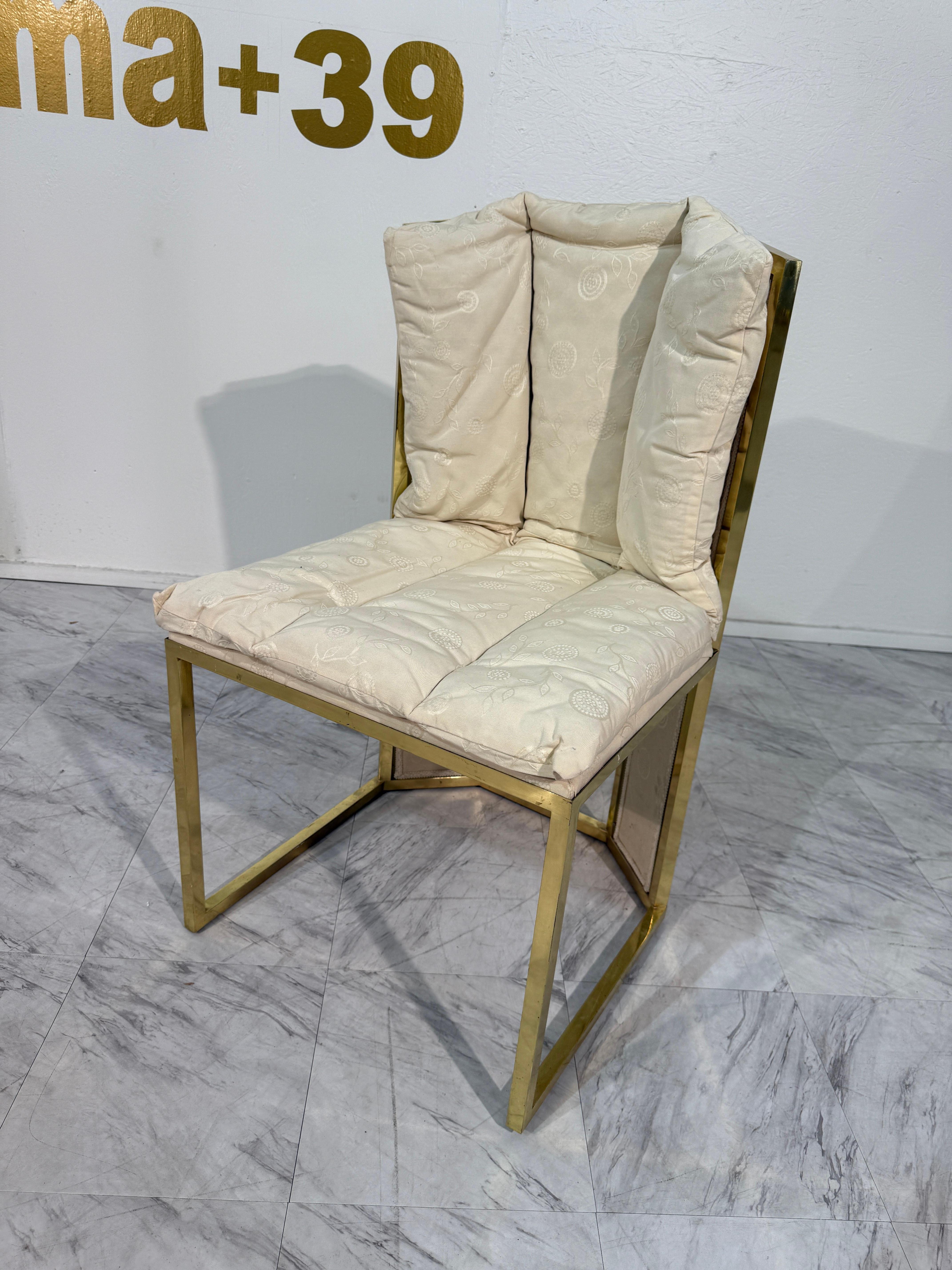Dieses seltene Set aus sechs italienischen Esszimmerstühlen von  Marzio Cecchi, verkörpert den kühnen Eklektizismus des Designs der 1970er Jahre. Jeder Stuhl hat einen skulpturalen, vermessingten Rahmen mit klaren, geometrischen Linien, die durch
