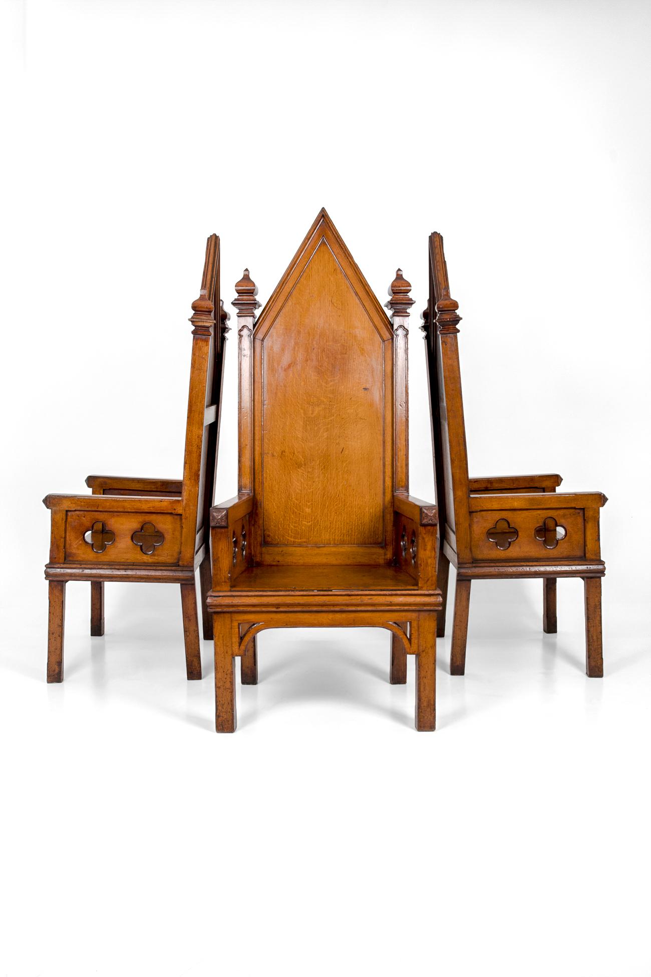 Colonial britannique Ensemble de six fauteuils trônes maçonniques en chêne, vers 1880 en vente