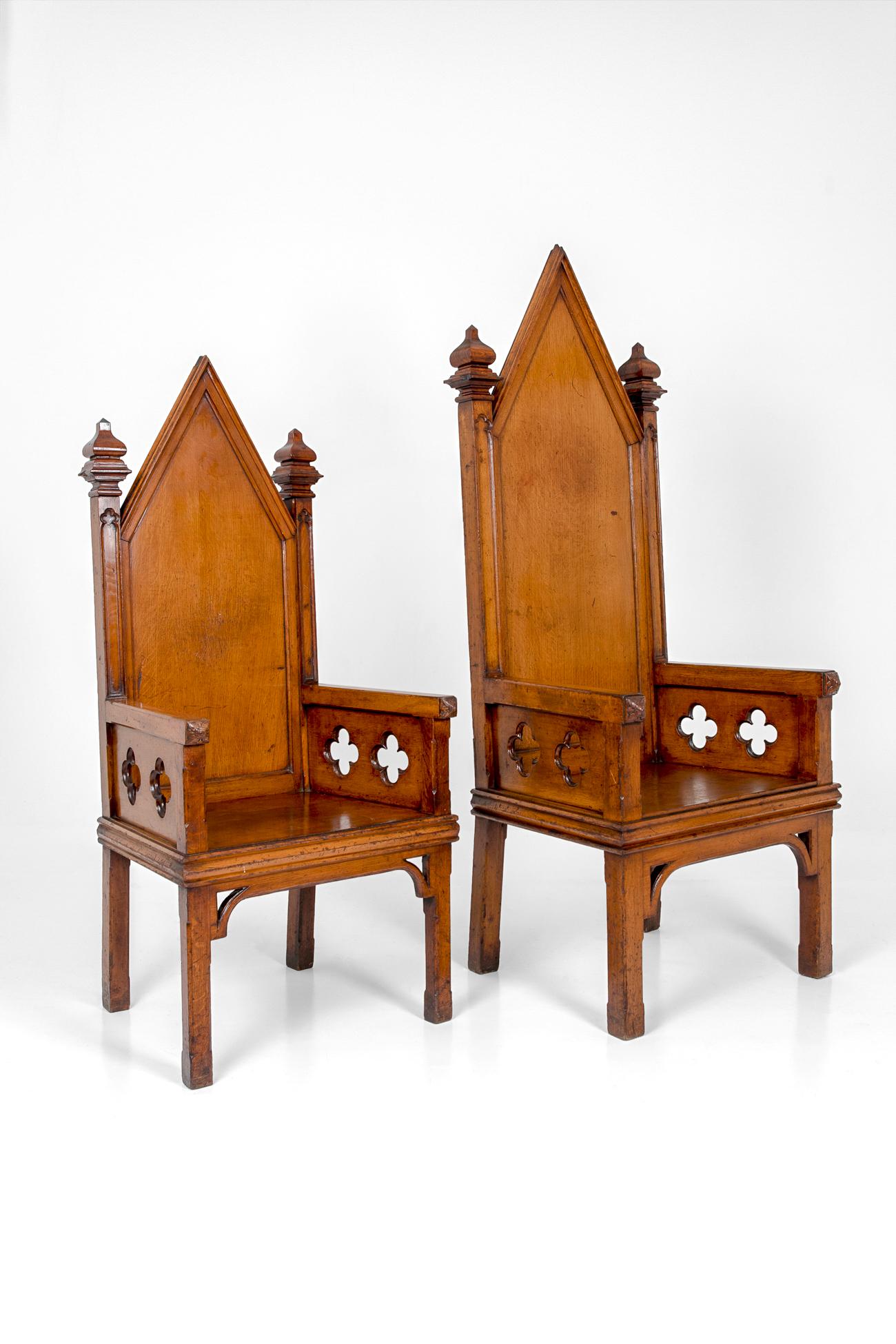 Britannique Ensemble de six fauteuils trônes maçonniques en chêne, vers 1880 en vente