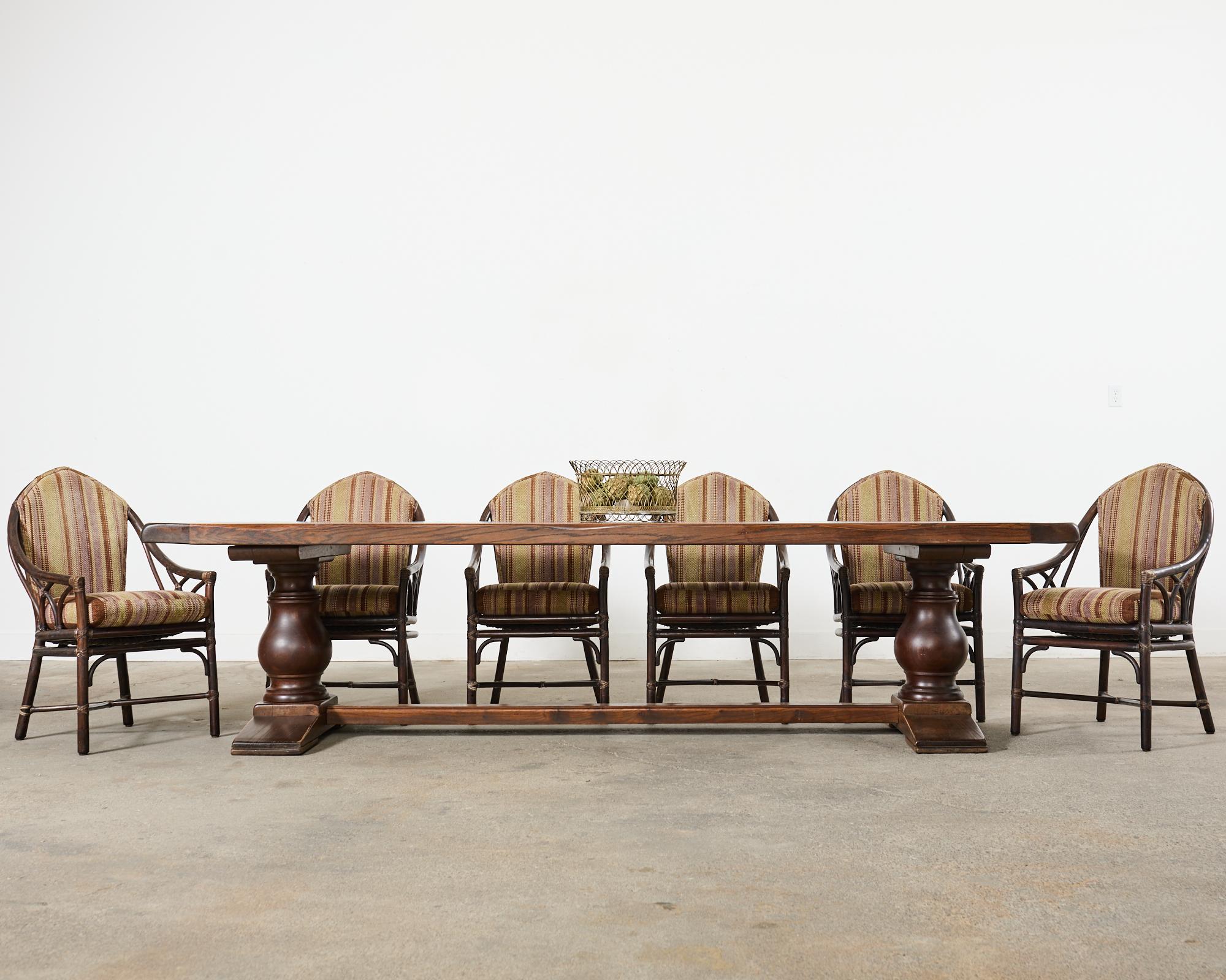 Un caratteristico set di sei poltrone da pranzo in rattan realizzate in stile moderno organico costiero californiano dagli artigiani McGuire. Lo stile cattedrale è stato progettato da John McGuire e presenta un retro in stile gotico ad arco con un