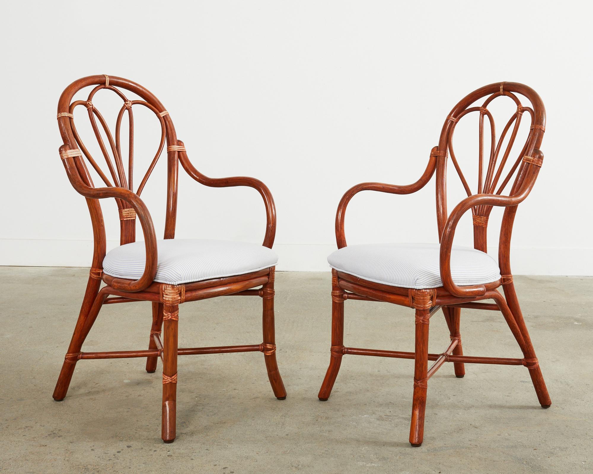 20ième siècle Ensemble de six fauteuils de salle à manger McGuire en rotin à dossier en éventail en vente