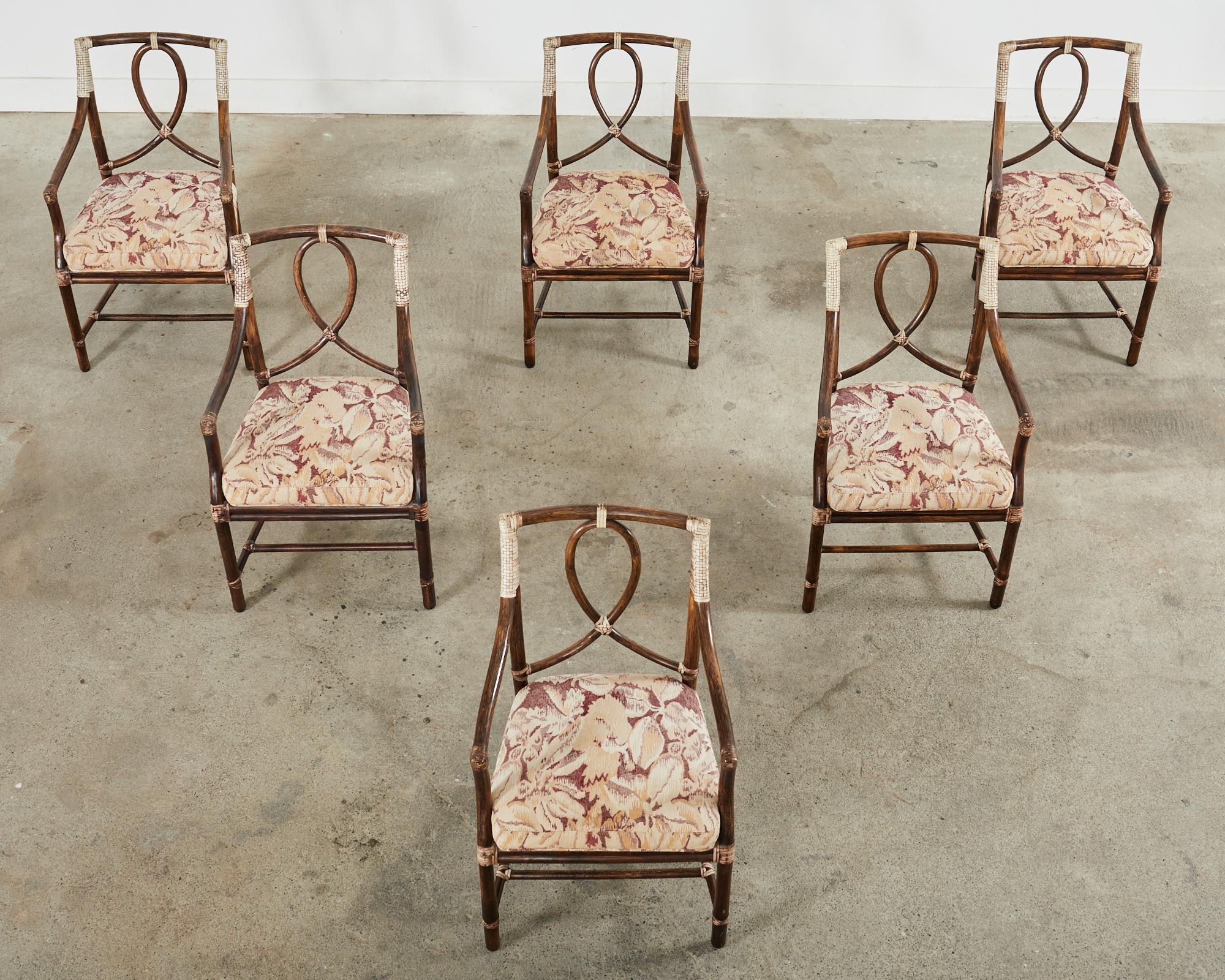 Set aus sechs McGuire-Rattan-Esszimmerstühlen mit Schleifenrückenlehne (Organische Moderne) im Angebot