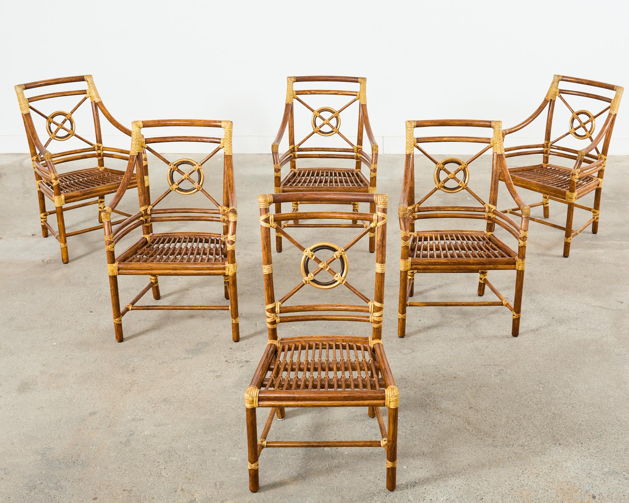 Satz von sechs McGuire-Rattan-Esszimmerstühlen im target-Design  (Handgefertigt) im Angebot