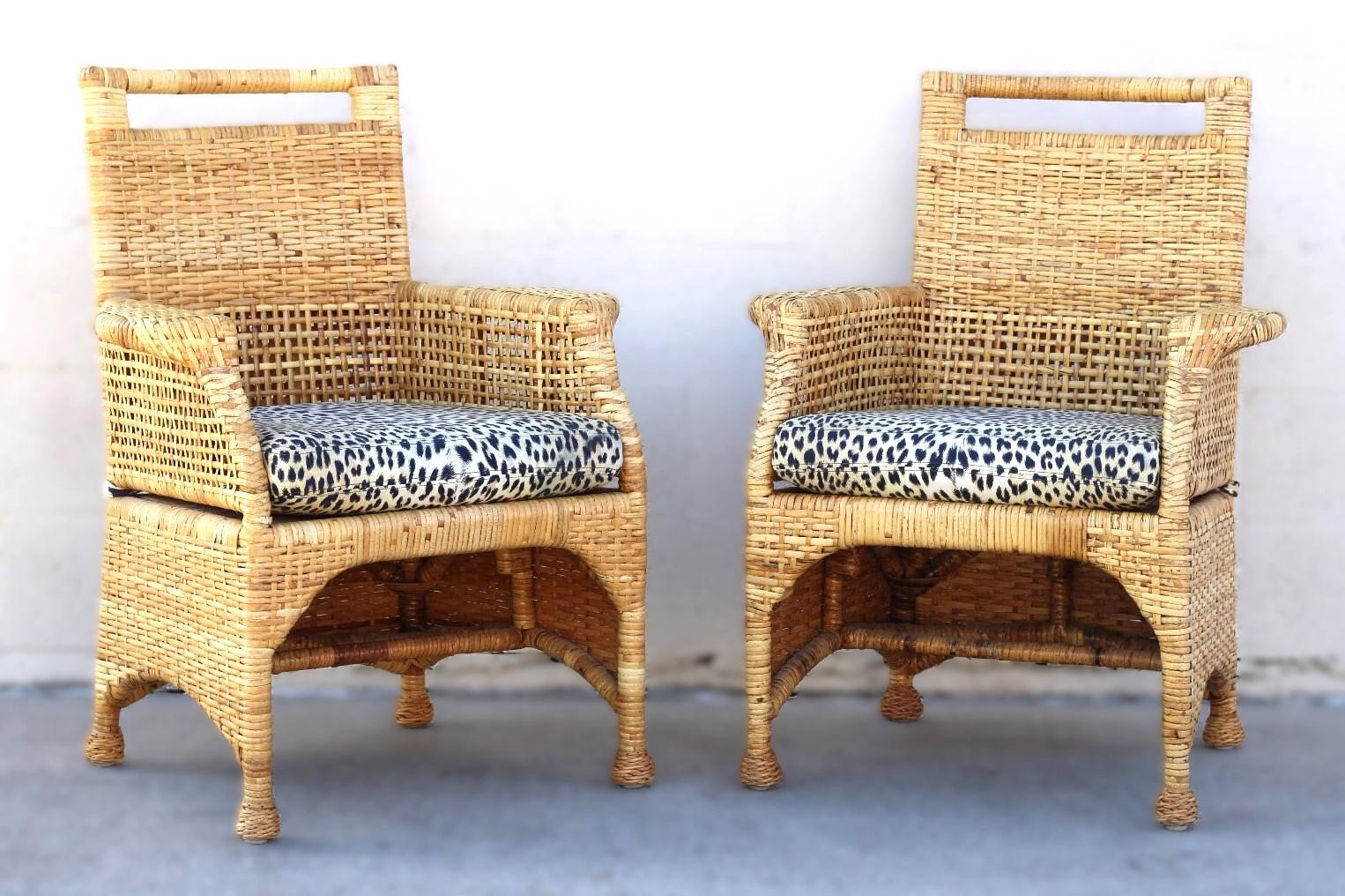 Questo set di sei sedie da pranzo moderne e organiche, disegnate dall'innovatrice Elinor McGuire, comprende due poltrone e quattro sedie laterali. Le sedie da pranzo in rattan intrecciato, realizzate a mano da artigiani, presentano bucce di rattan