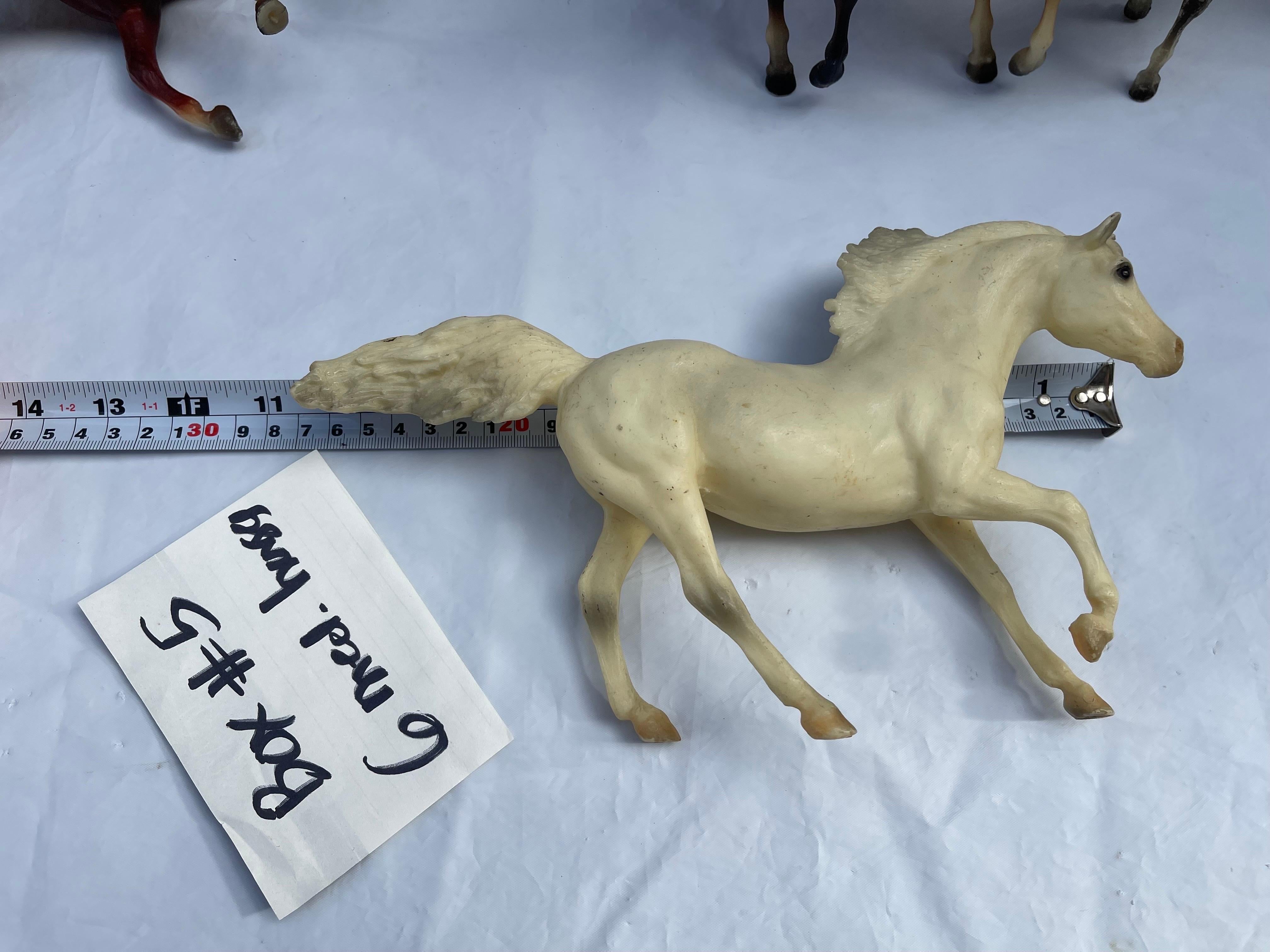 Set von sechs Breyer-Pferden in Medium-Größe (Kasten 5) im Angebot 9