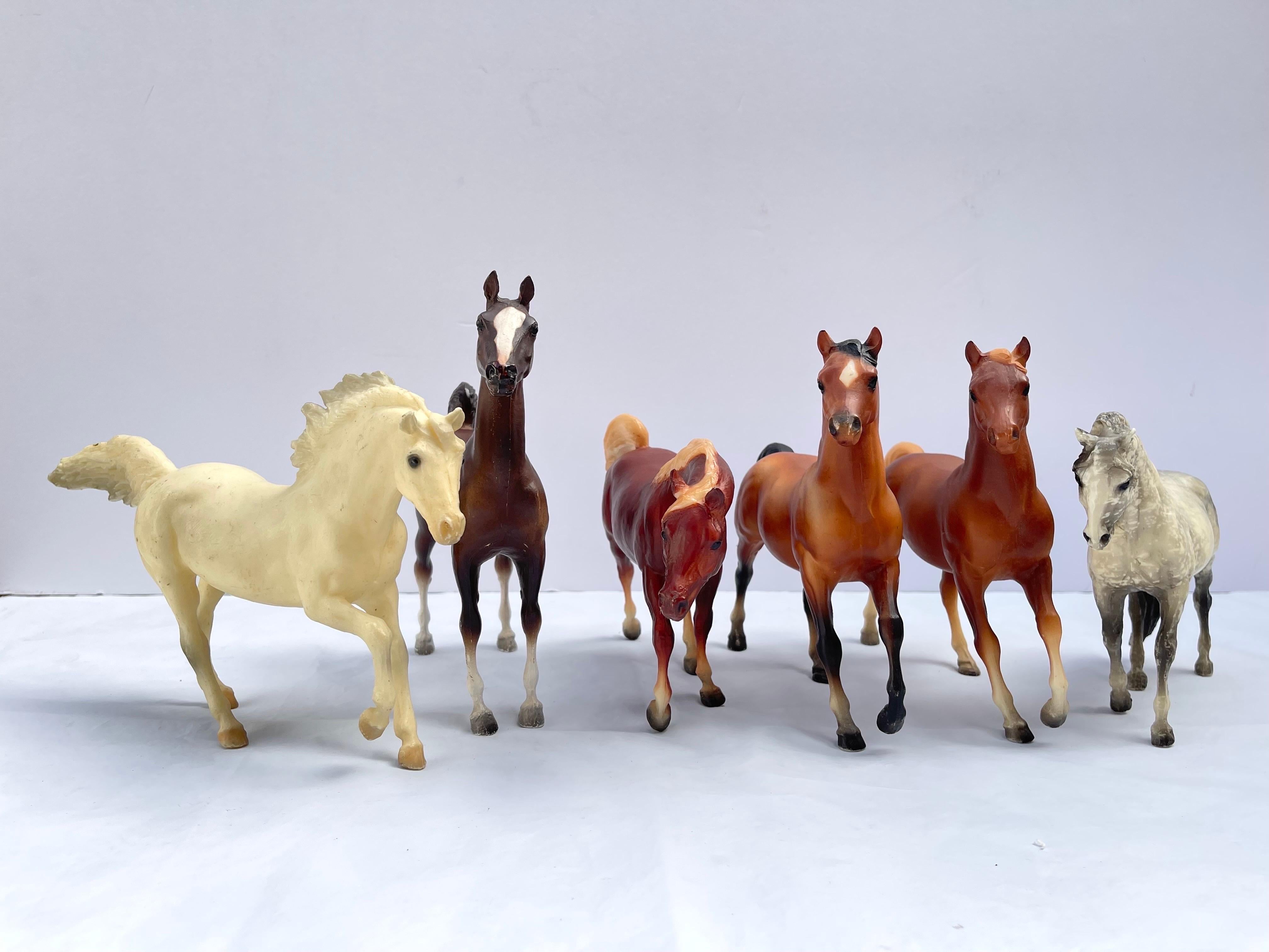 Set von sechs Breyer-Pferden in Medium-Größe (Kasten 5) im Zustand „Gut“ im Angebot in Redding, CT