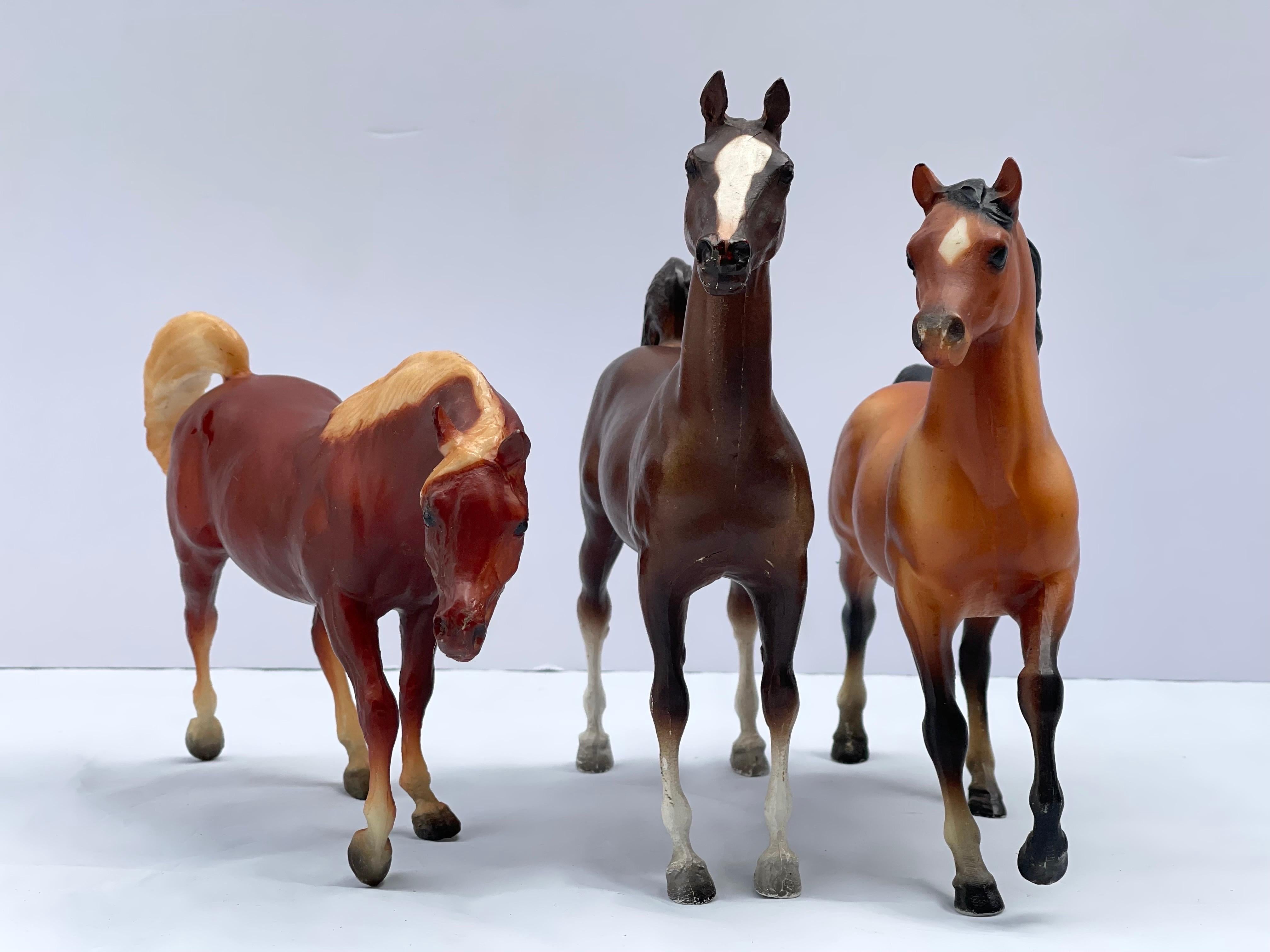 Set von sechs Breyer-Pferden in Medium-Größe (Kasten 5) (Ende des 20. Jahrhunderts) im Angebot