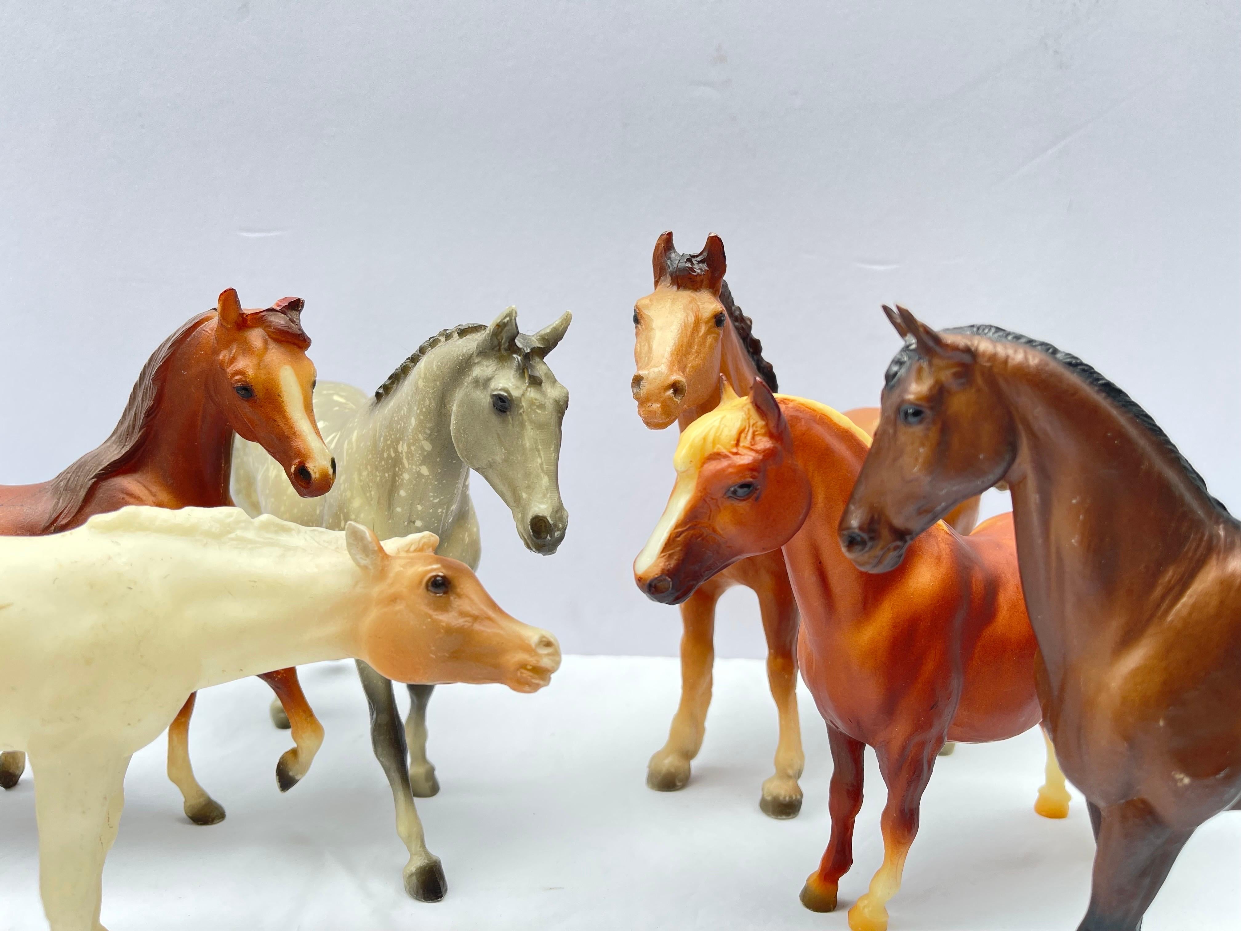 Satz von sechs mittelgroßen Vintage Breyer Pferden. Das Set besteht aus vier braun getönten, einem weiß getönten und einem grau getönten Appaloosa. Die Größen variieren nach Zoll. Nicht alle haben genau die gleiche Größe. Das perfekte Geschenk für