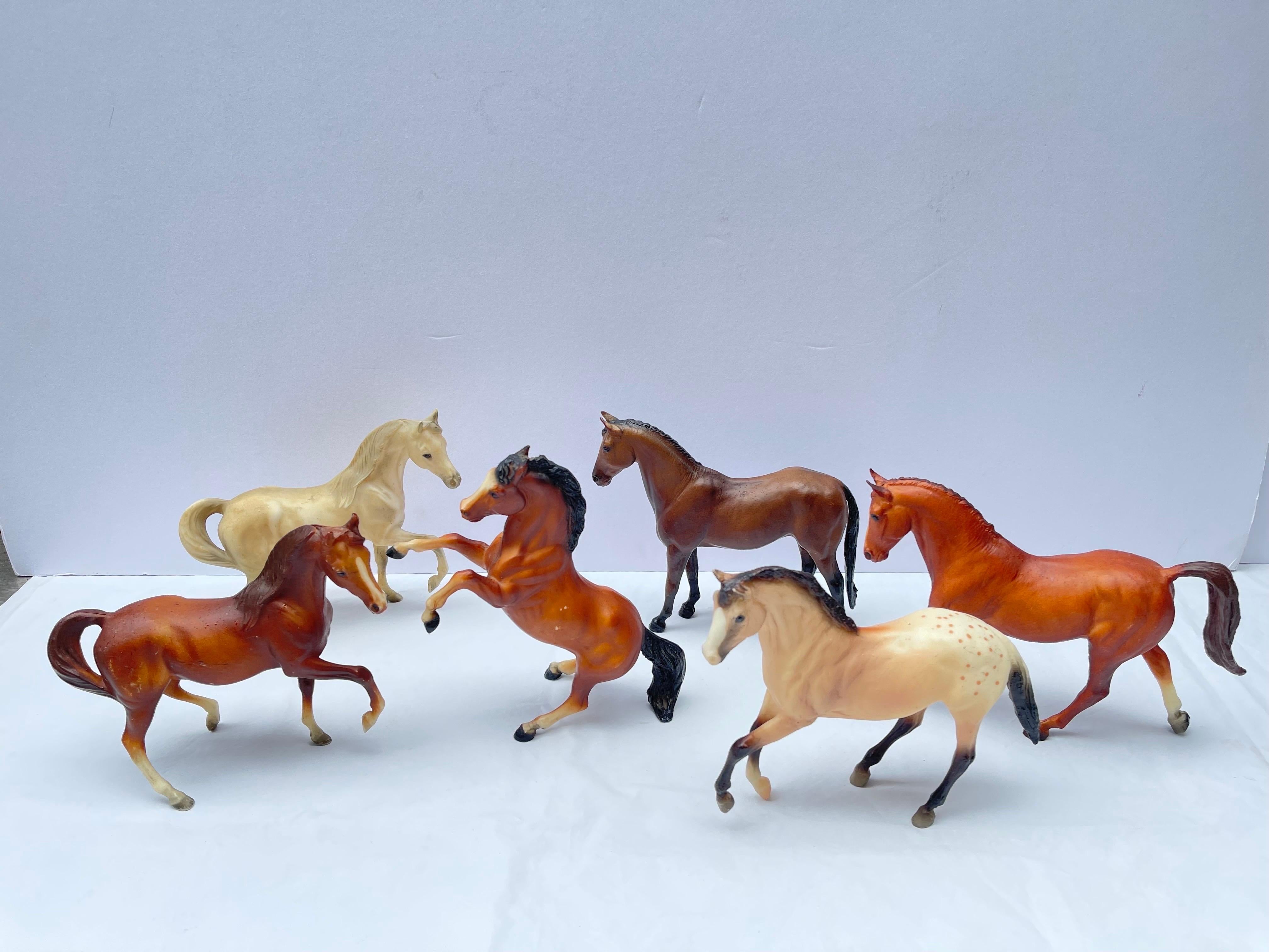 Satz von sechs mittelgroßen Vintage Breyer Pferden. Das Set besteht aus vier braun getönten Pferden und zwei weiß getönten Pferden, eines davon mit Appaloosa-Flecken. Die Größen variieren nach Zoll. Nicht alle haben genau die gleiche Größe. Das
