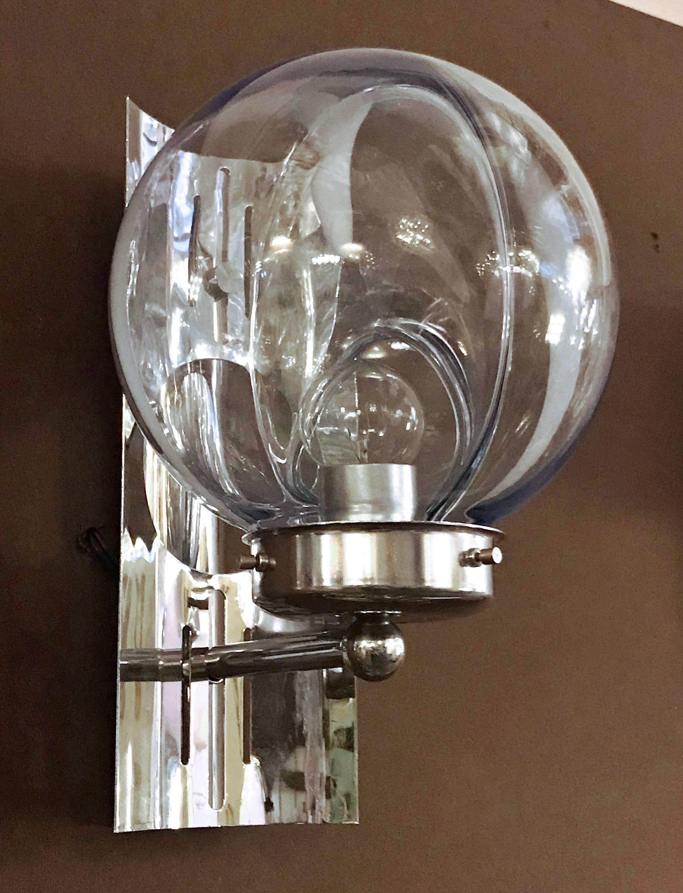 Originali applique vintage italiane con vetri blu di Murano Membrana su montature in metallo cromato lucido / Disegnate da Toni Zuccheri, circa anni '70 / Made in Italy
1 luce / tipo E26 o E27 / max 40W ciascuno
Altezza: 12 pollici / Profondità: 10