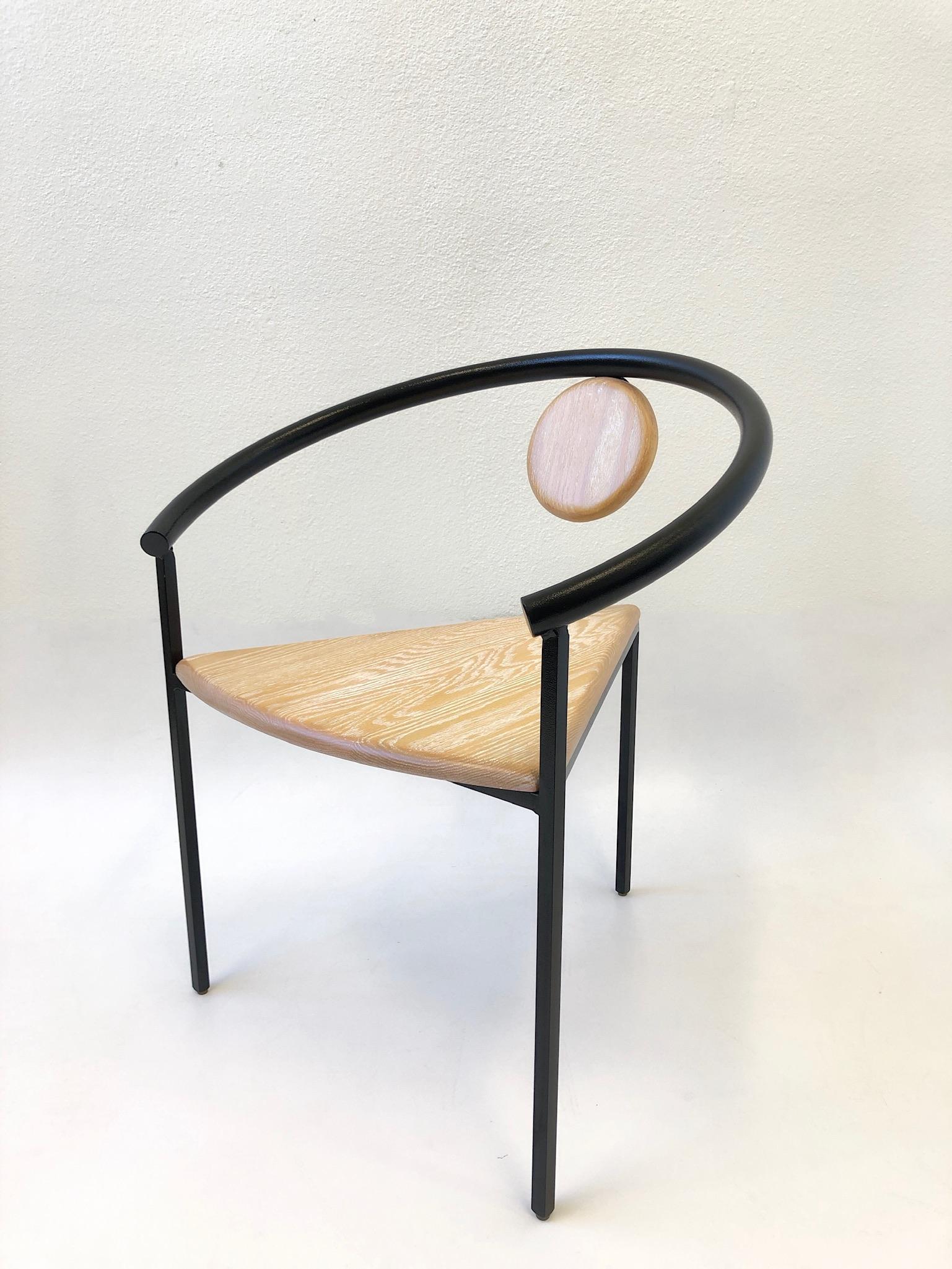 Postmoderne Ensemble de six chaises de salle à manger à trois pieds Memphis, à la manière de Michele De Lucchi en vente