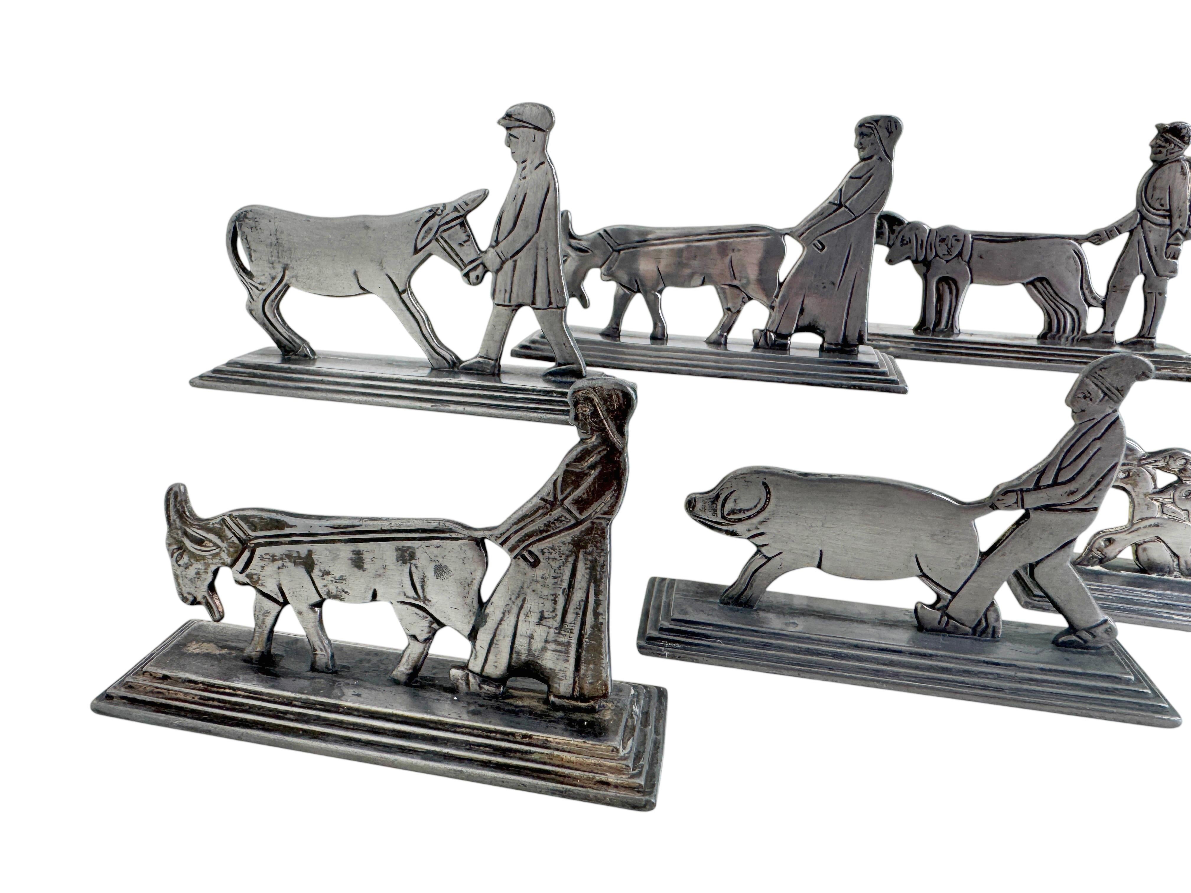 Un set di sei bellissimi poggiacoltelli figurati a forma di animali e persone, circa anni '20, Francia. Una bella aggiunta a ogni tavolo o semplicemente alla tua collezione. La patina è appannata e bella, ma si tratta di una vecchiaia che conferisce