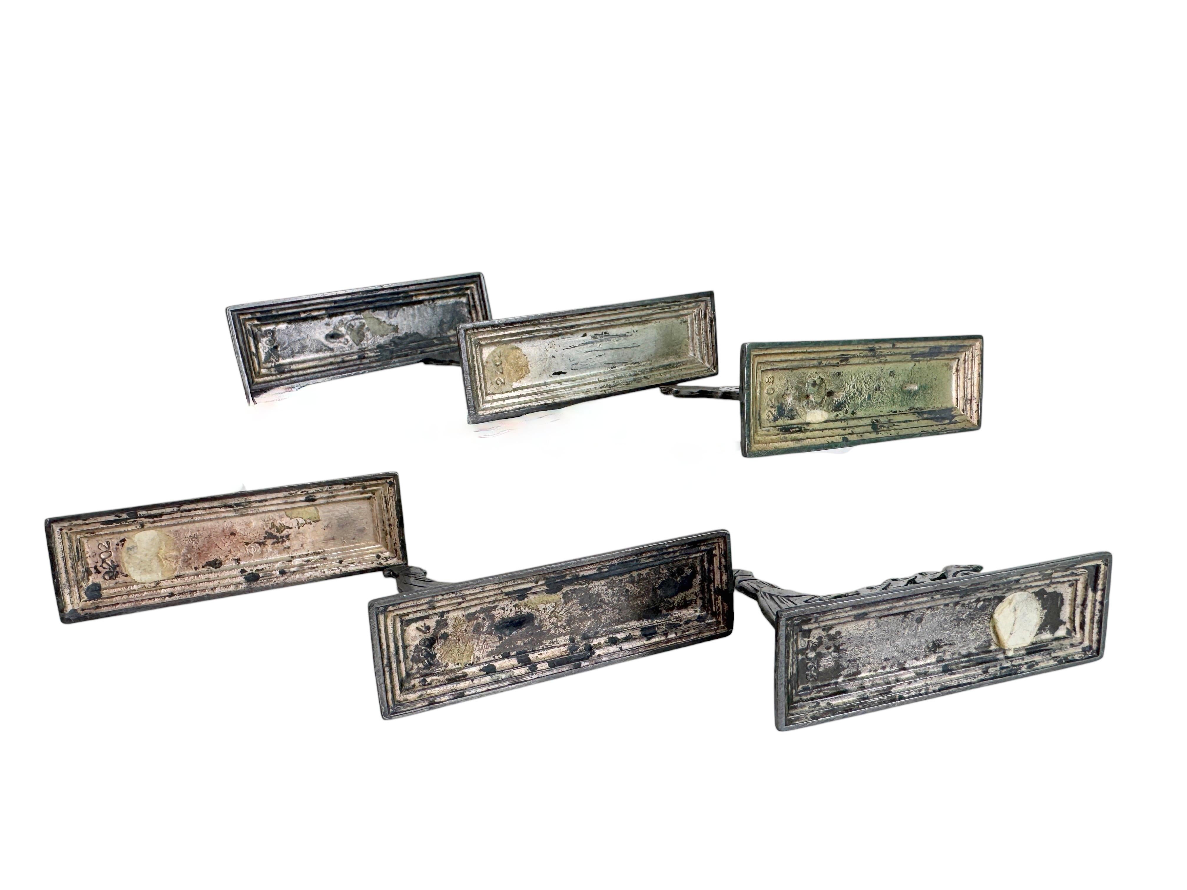 Inizio XX secolo set di sei poggiacoltelli in metallo con motivi animali Francia XX secolo Art Deco in vendita