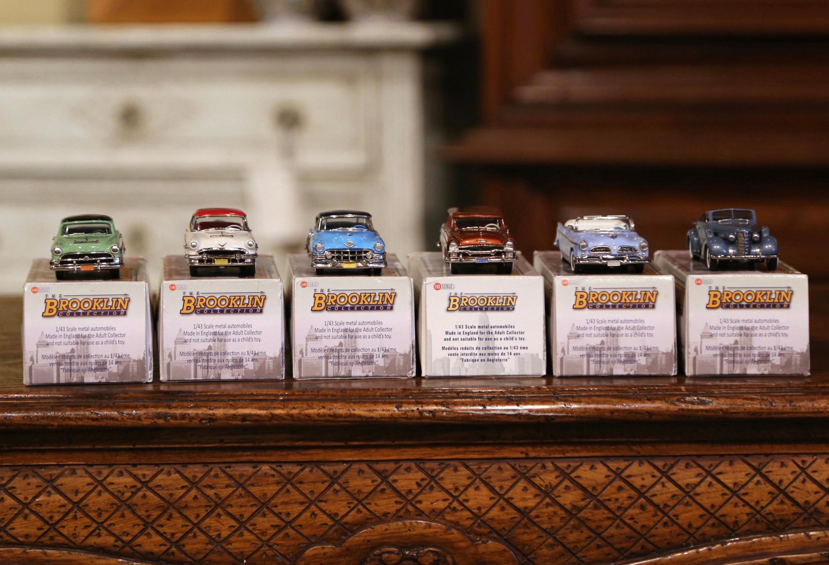 Décorez une étagère avec cette merveilleuse collection de voitures miniatures. Fabriquée en Angleterre vers 2010, la collection comprend une Cadillac série 62 Coupe de Ville de 1952, un Chevrolet 4 portes Station Wagon de 1959, une Lucerne Coupe de