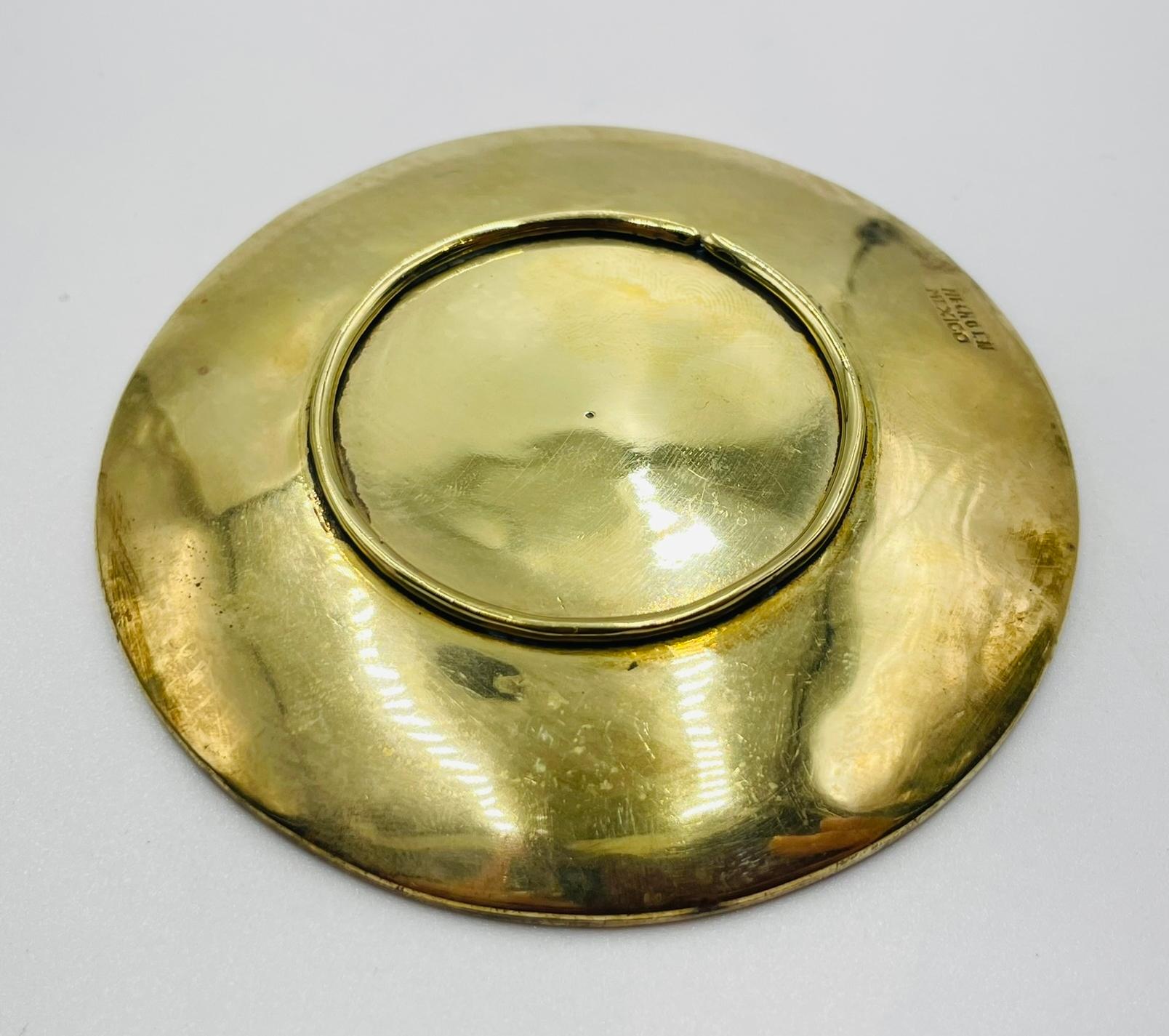 Juego de seis tazas de té mexicanas de latón e incrustaciones de concha de abulón con platillos, años 50 en venta 2