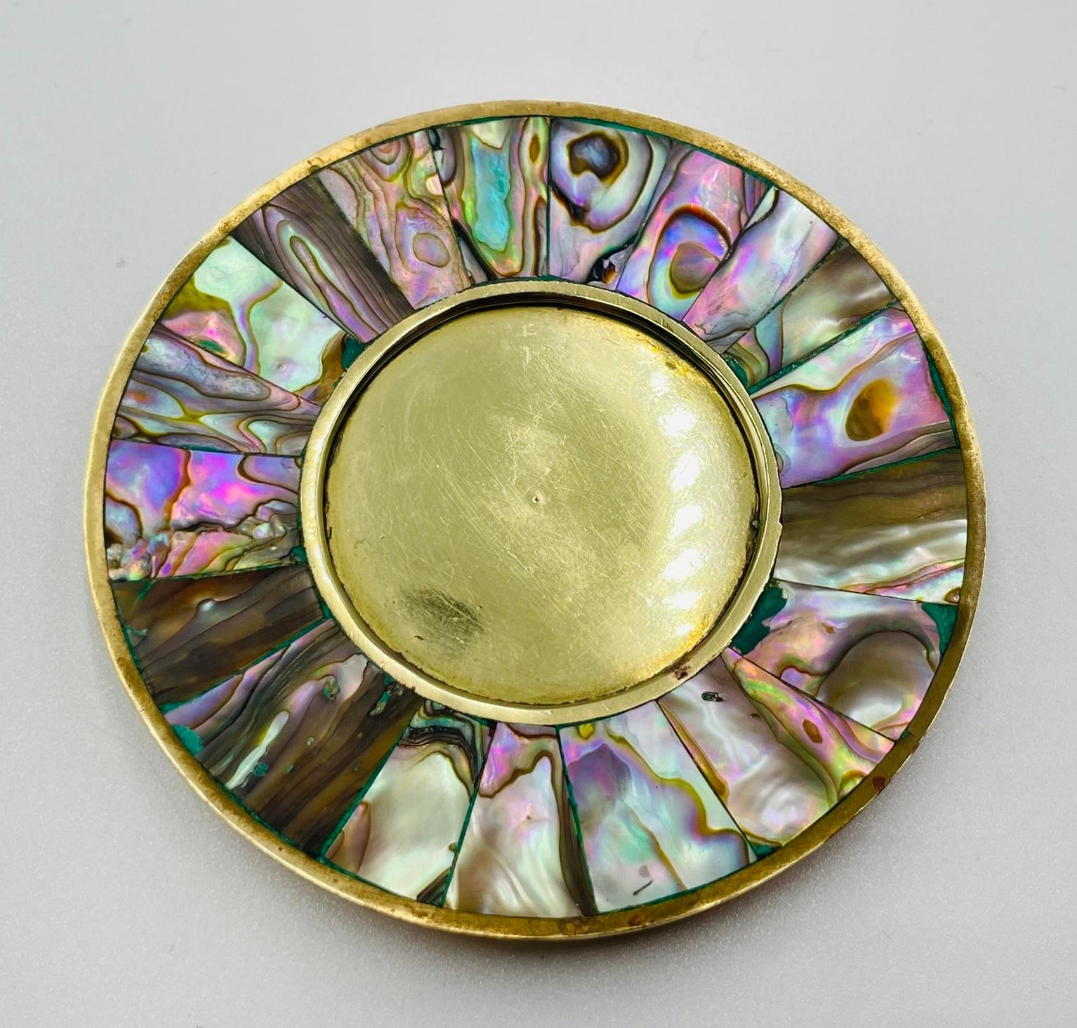 Juego de seis tazas de té mexicanas de latón e incrustaciones de concha de abulón con platillos, años 50 en venta 3