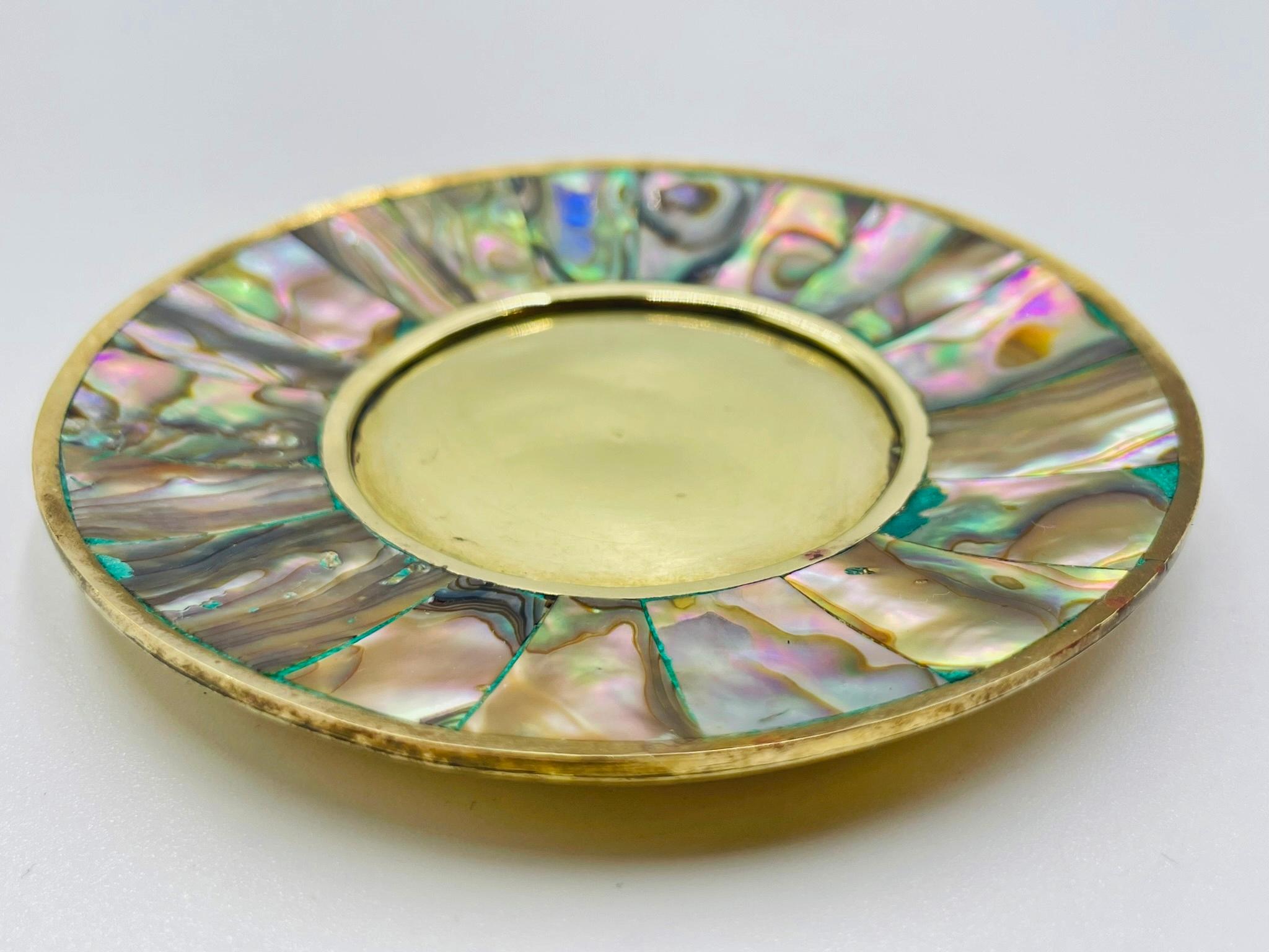 Juego de seis tazas de té mexicanas de latón e incrustaciones de concha de abulón con platillos, años 50 en venta 4