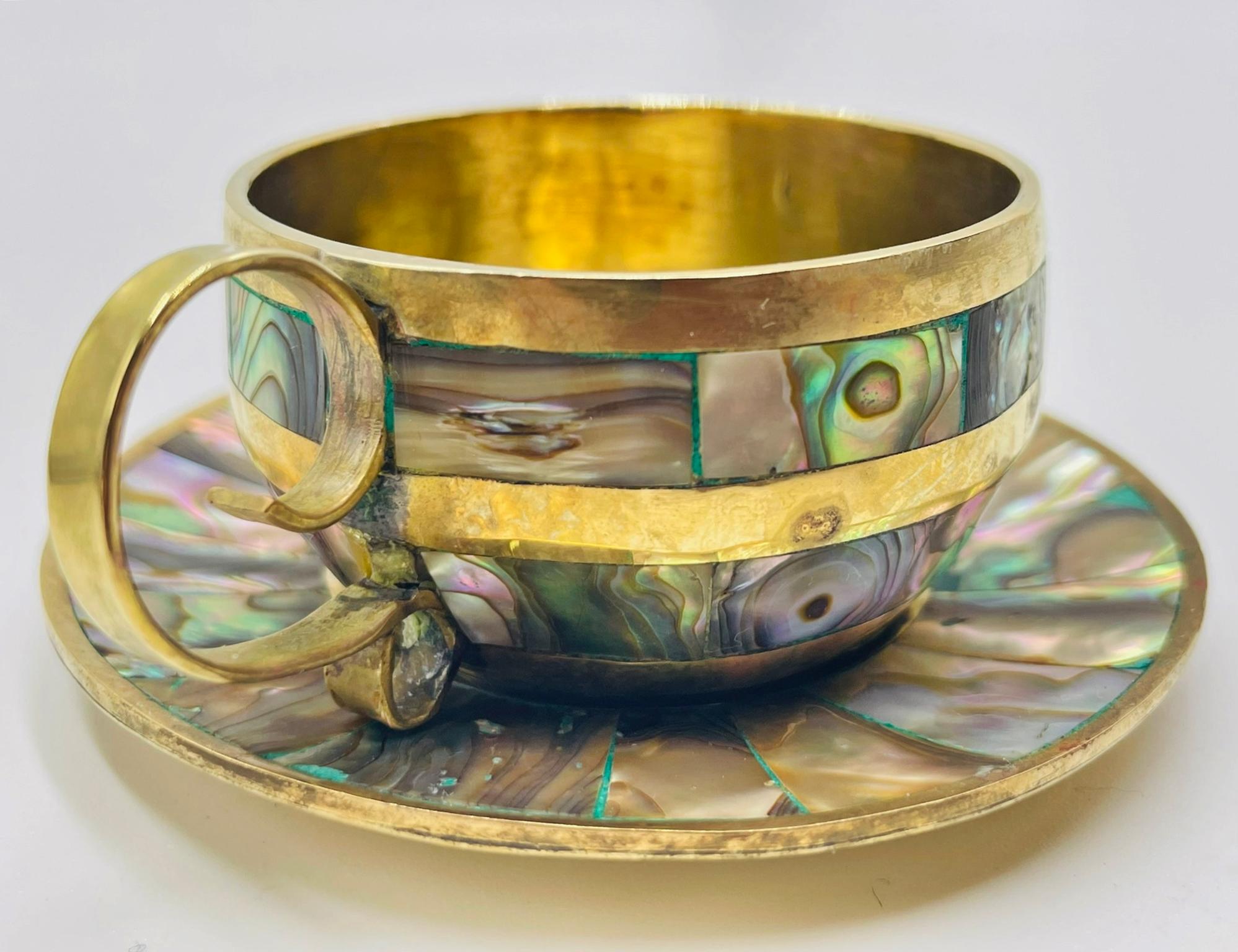 Juego de seis tazas de té mexicanas de latón e incrustaciones de concha de abulón con platillos, años 50 en venta 5