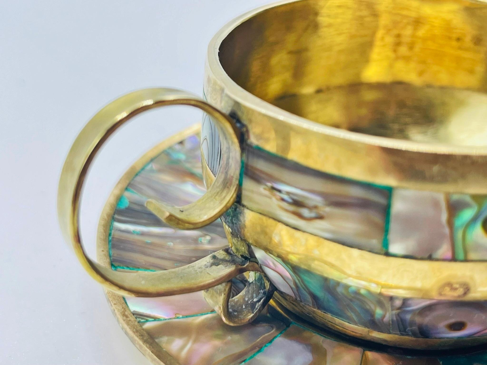 Juego de seis tazas de té mexicanas de latón e incrustaciones de concha de abulón con platillos, años 50 en venta 6