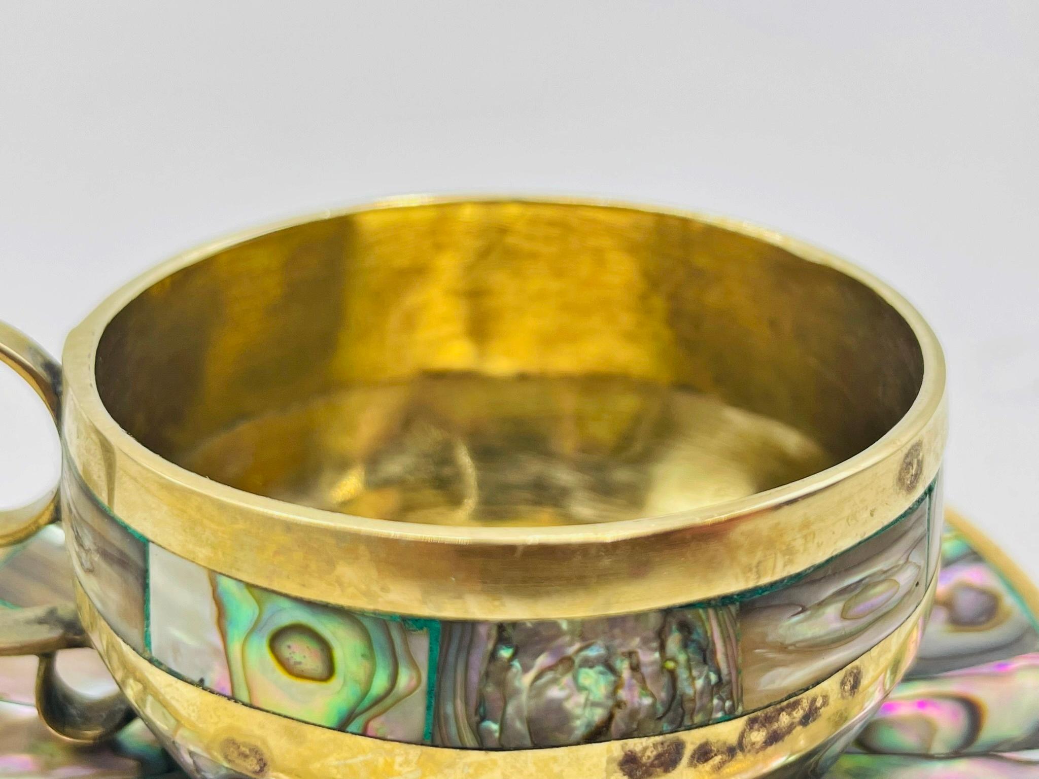 Juego de seis tazas de té mexicanas de latón e incrustaciones de concha de abulón con platillos, años 50 en venta 7