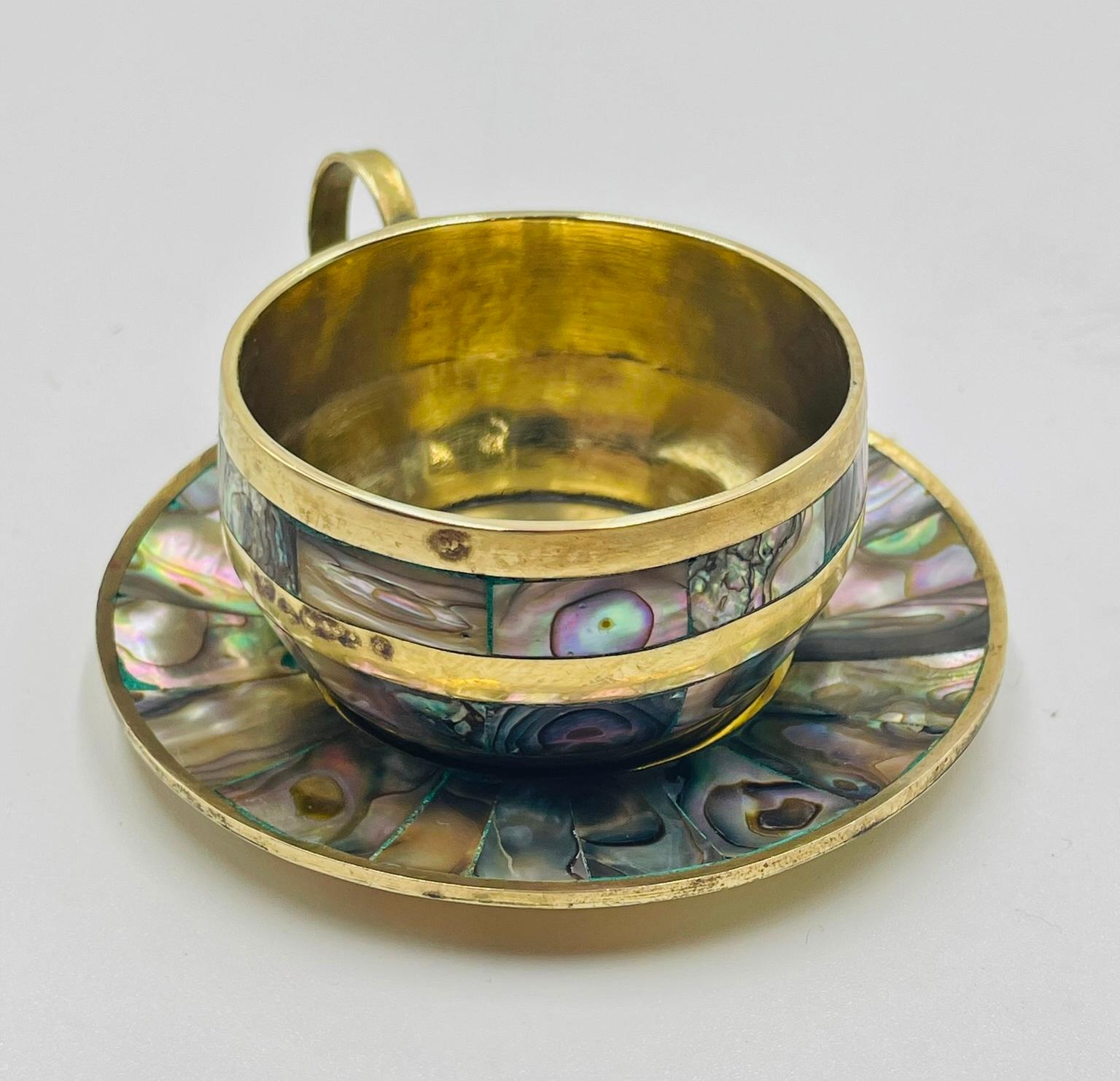 Juego de seis tazas de té mexicanas de latón e incrustaciones de concha de abulón con platillos, años 50 en venta 8