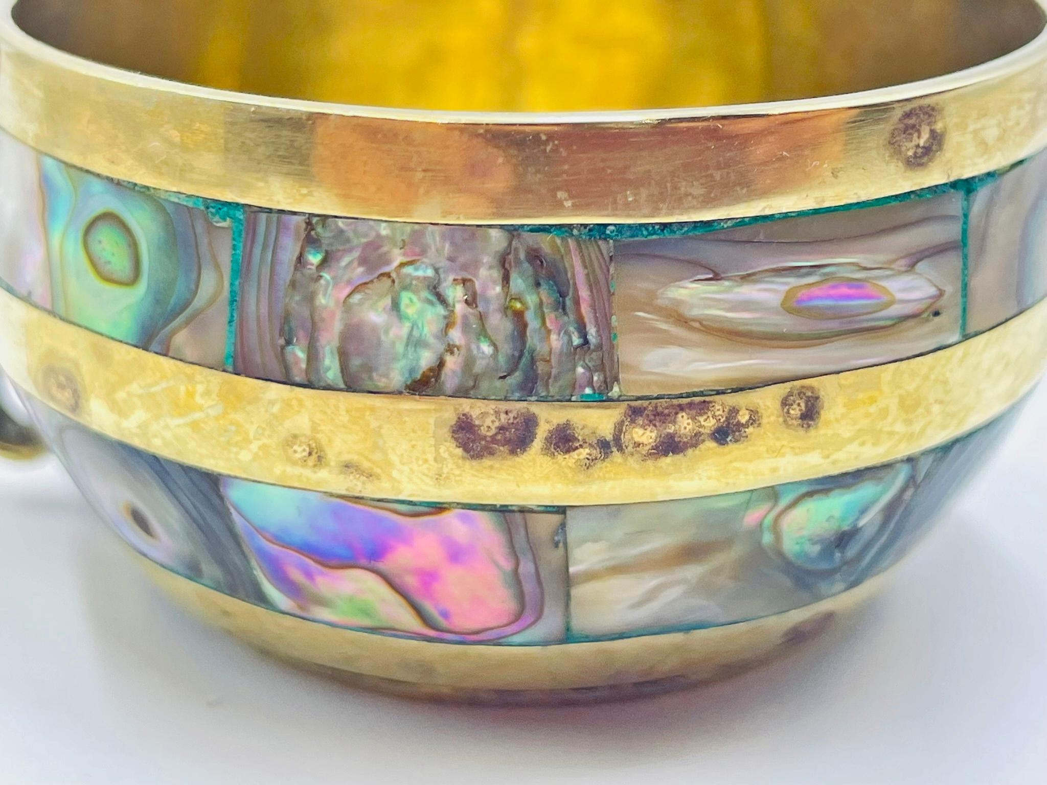 Juego de seis tazas de té mexicanas de latón e incrustaciones de concha de abulón con platillos, años 50 en venta 11