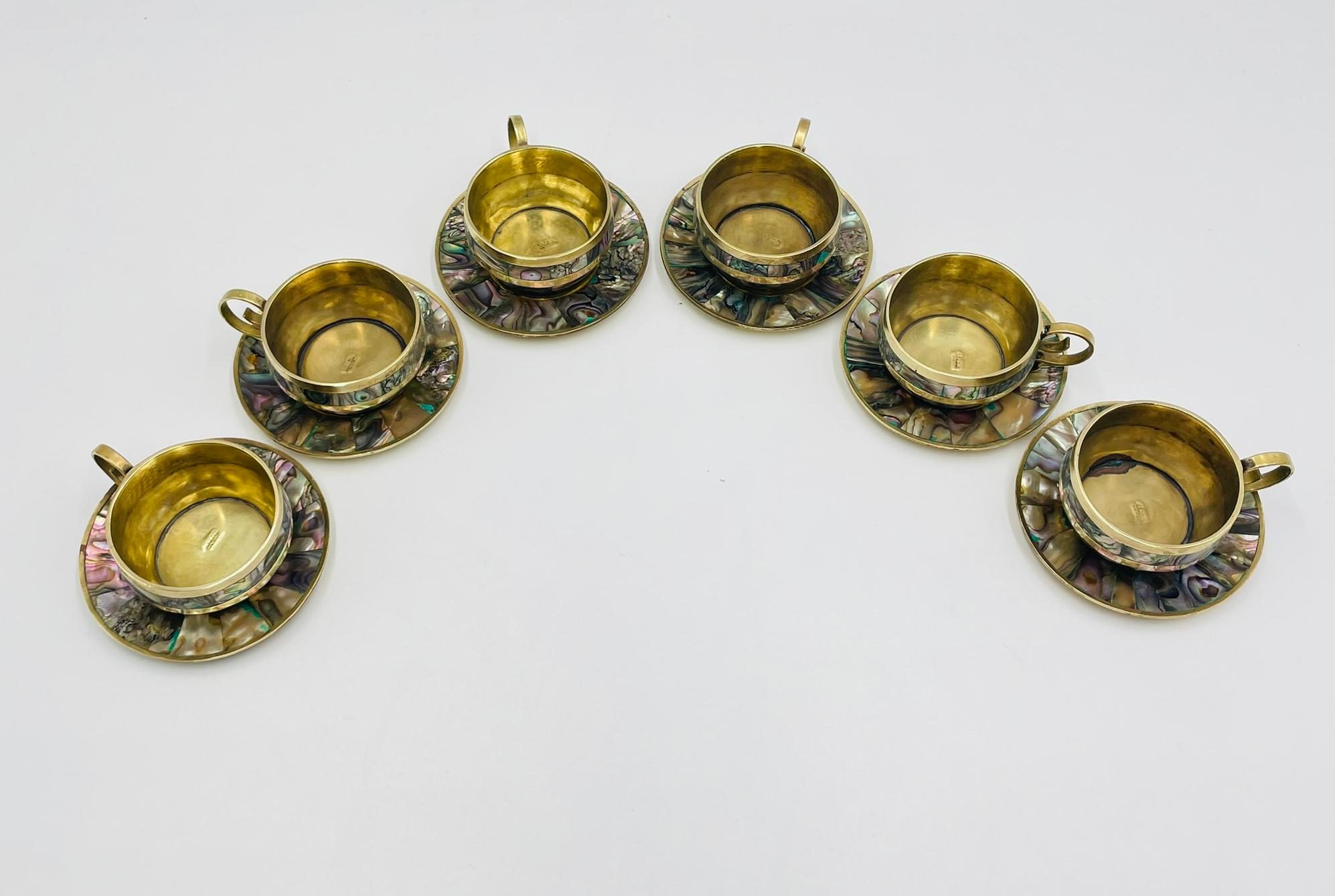 Juego de seis tazas de té mexicanas de latón e incrustaciones de concha de abulón con platillos, años 50 Mexicano en venta