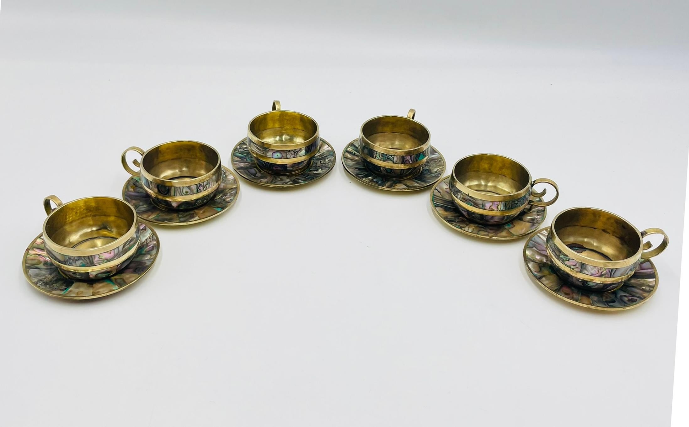 Juego de seis tazas de té mexicanas de latón e incrustaciones de concha de abulón con platillos, años 50 Hecho a mano en venta