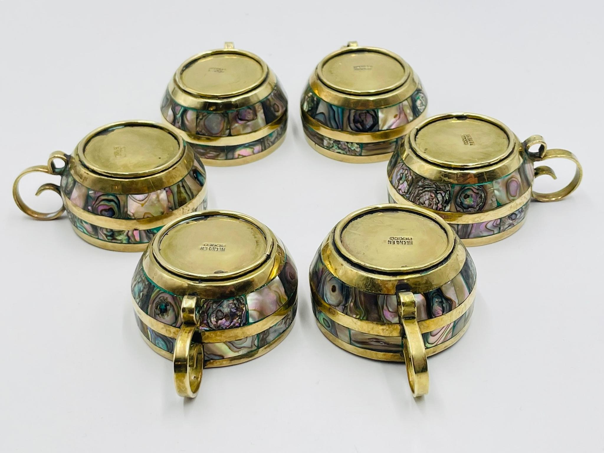 Juego de seis tazas de té mexicanas de latón e incrustaciones de concha de abulón con platillos, años 50 en Bueno estado para la venta en Los Angeles, CA