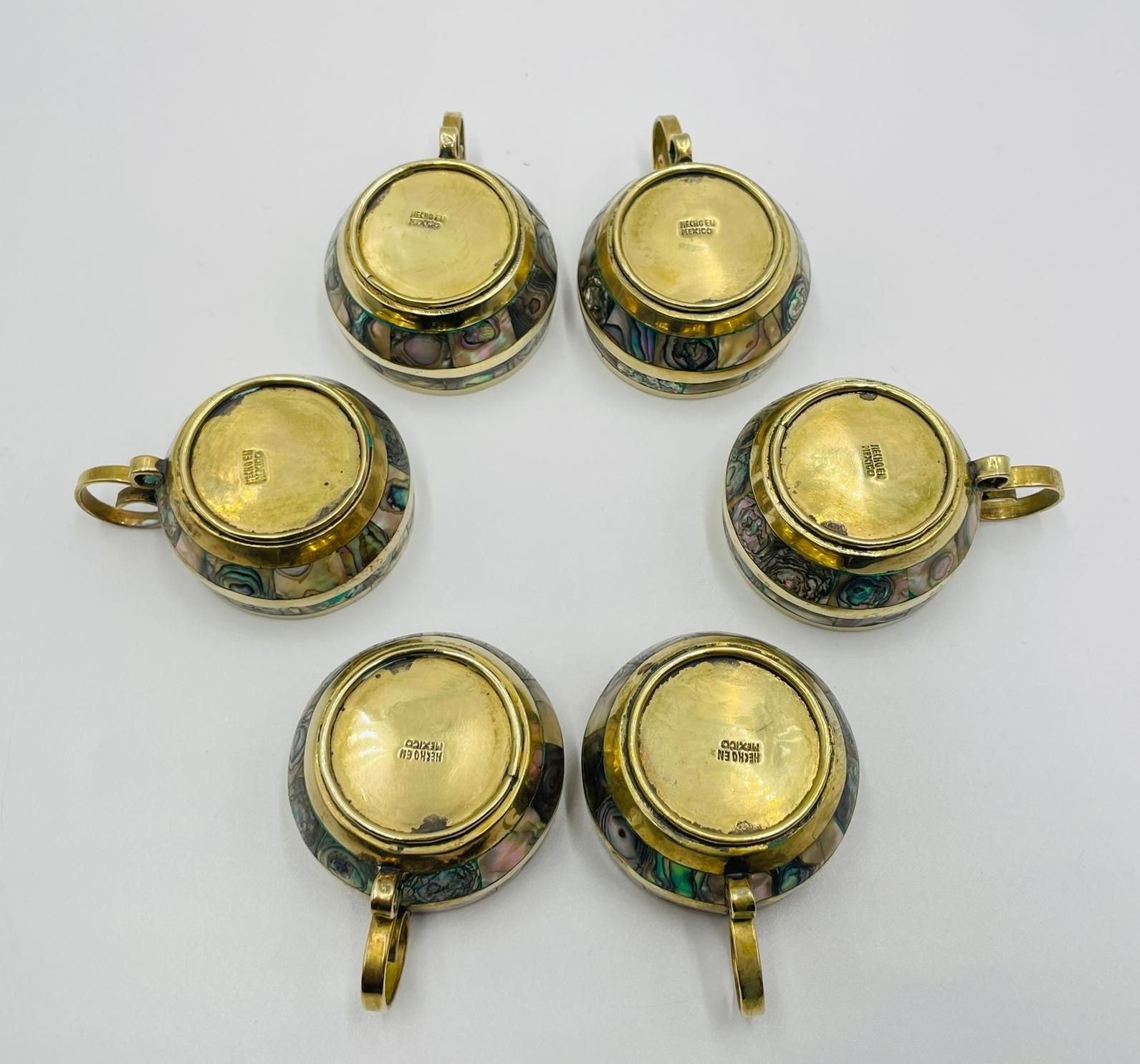 Juego de seis tazas de té mexicanas de latón e incrustaciones de concha de abulón con platillos, años 50 mediados del siglo XX en venta