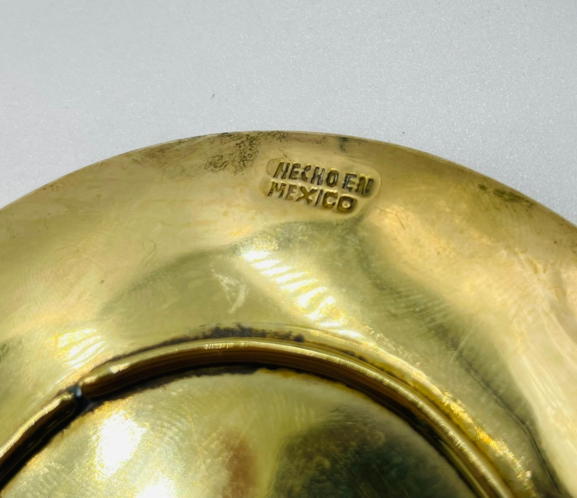 Juego de seis tazas de té mexicanas de latón e incrustaciones de concha de abulón con platillos, años 50 Latón en venta