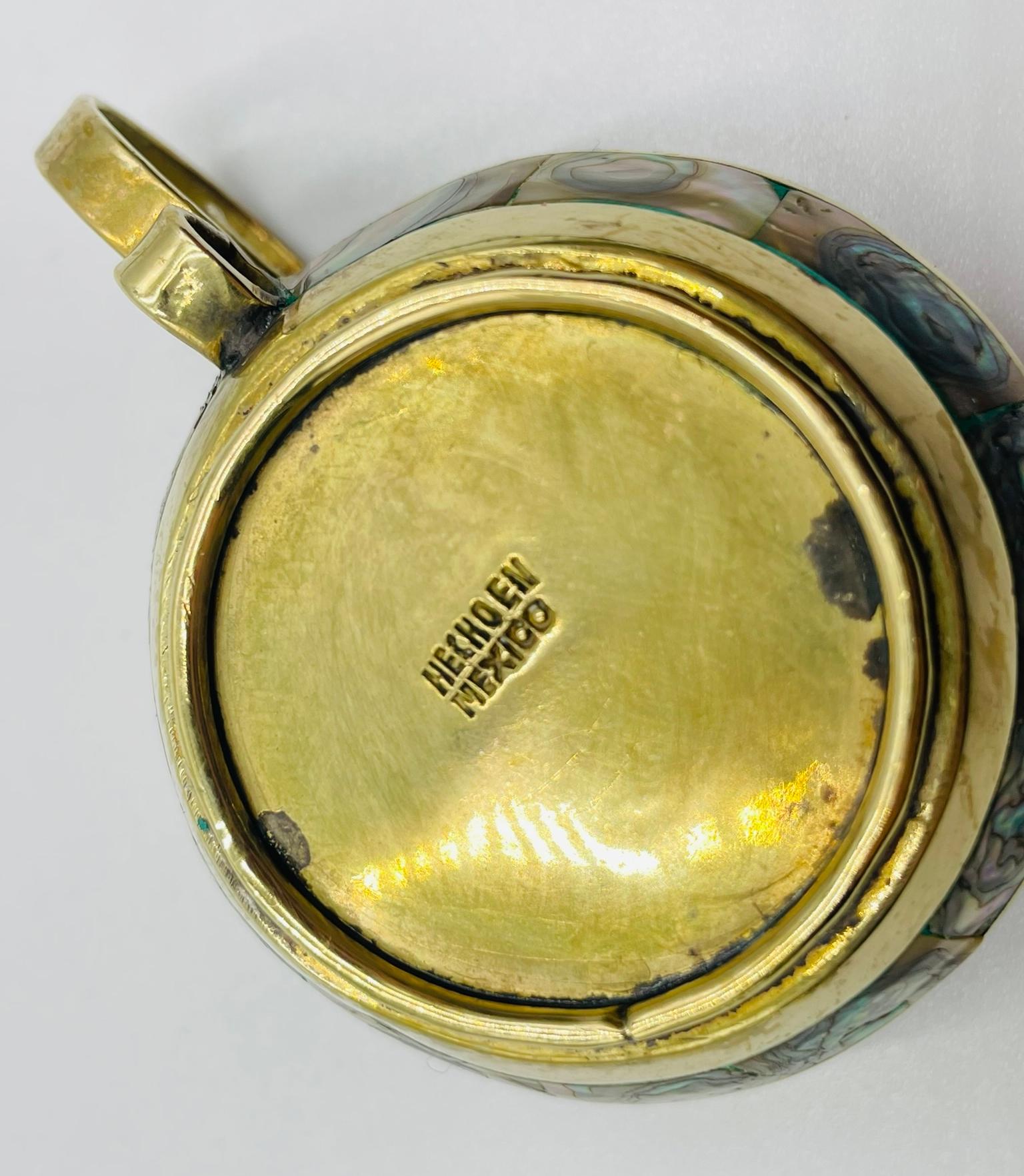 Juego de seis tazas de té mexicanas de latón e incrustaciones de concha de abulón con platillos, años 50 en venta 1