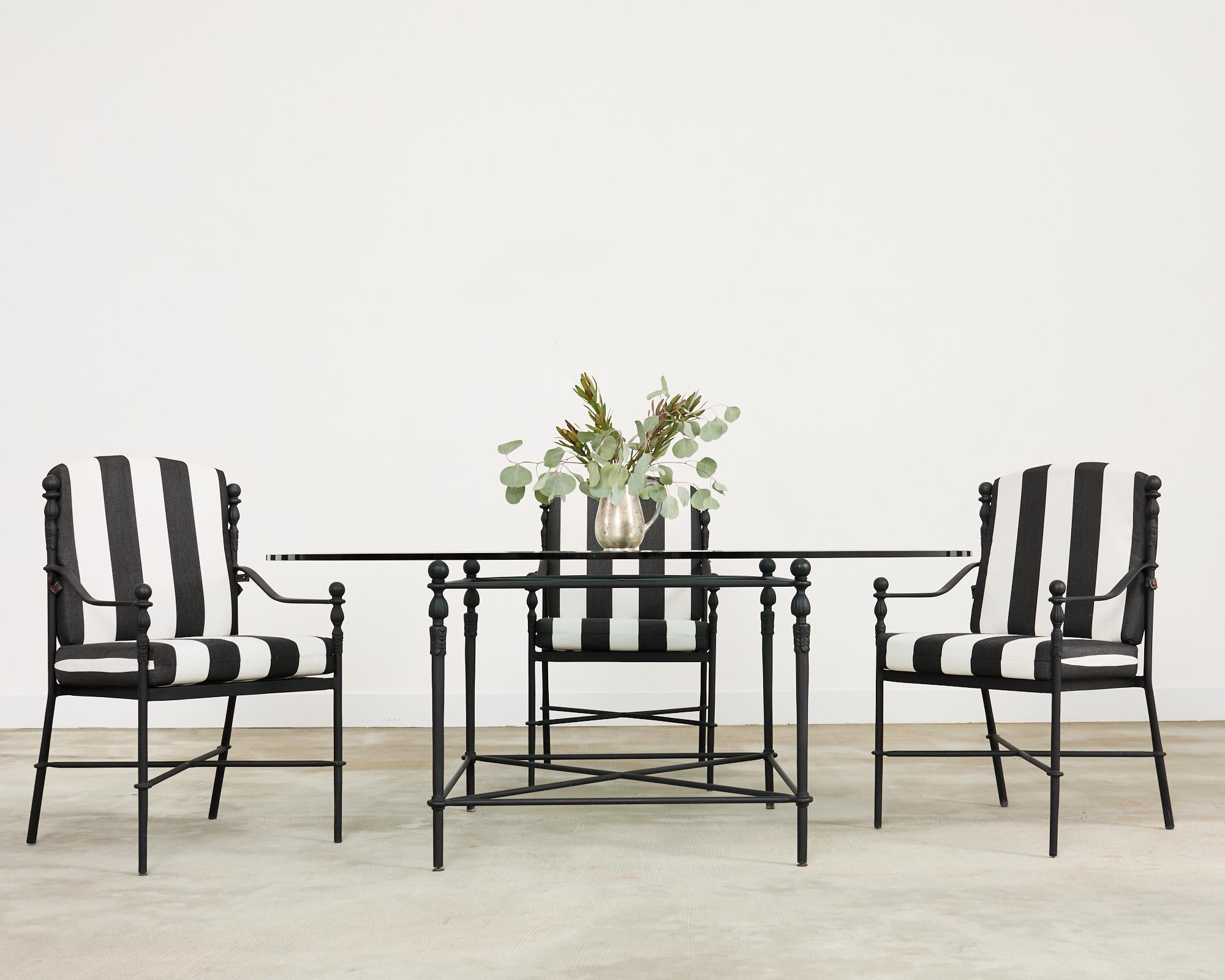 Rare ensemble de six fauteuils de salle à manger Montecito (modèle #MTD-1078) de Michael Taylor Design/One, avec une finition en poudre noire spectaculaire. Les chaises emblématiques sont dotées de fleurons boules lisses sur le dossier et les