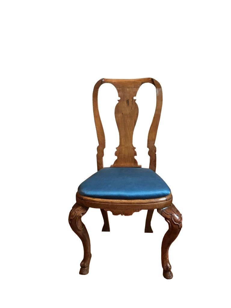 This is a very beautiful set of six elegant dining chairs hand-carved in solid oak.
Their shapes are gorgeous and the proportions makes them an important presence in a dining room. Deeply engraved the legs are a little masterpiece of
