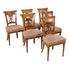 Satz von sechs französischen Esszimmerstühlen aus Nussbaumholz im Directoire-Stil:: Mitte des 20. Jahrhunderts