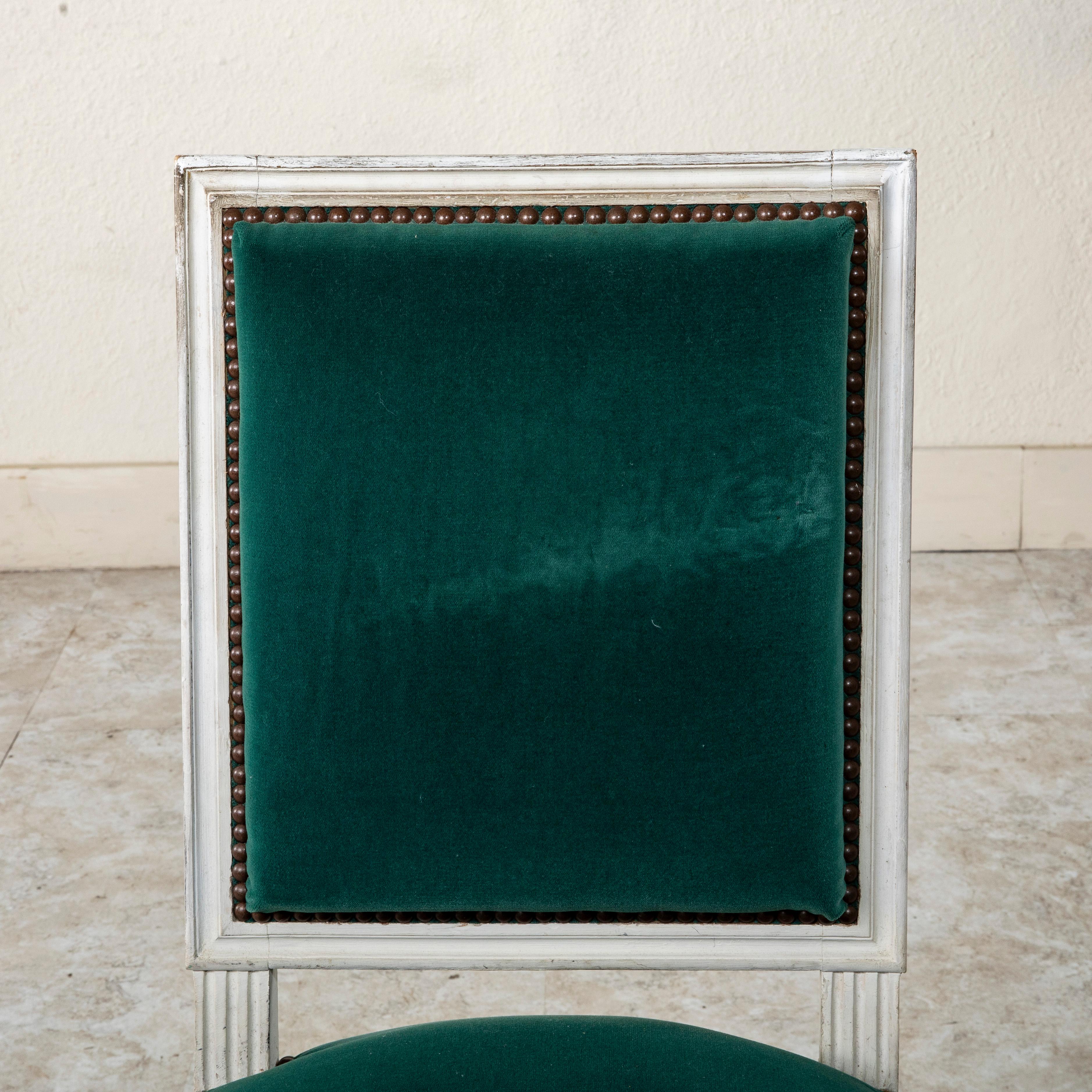 Satz von sechs bemalten französischen Esszimmerstühlen im Louis-XVI.-Stil aus der Mitte des 20. Jahrhunderts 4